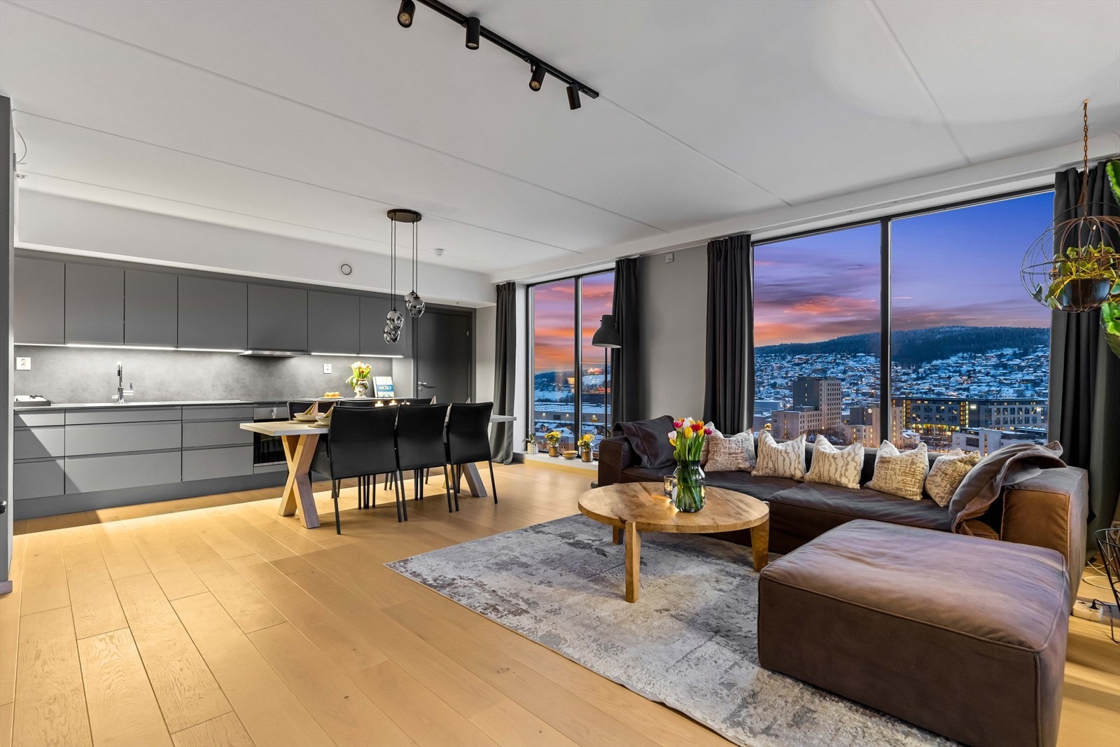 Stue og kjøkken er utført i en praktisk åpen løsning. Galleribilde