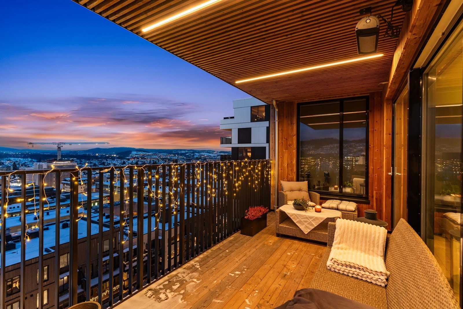 Utsikt fra terrassen viser et vidstrakt bypanorama. Galleribilde