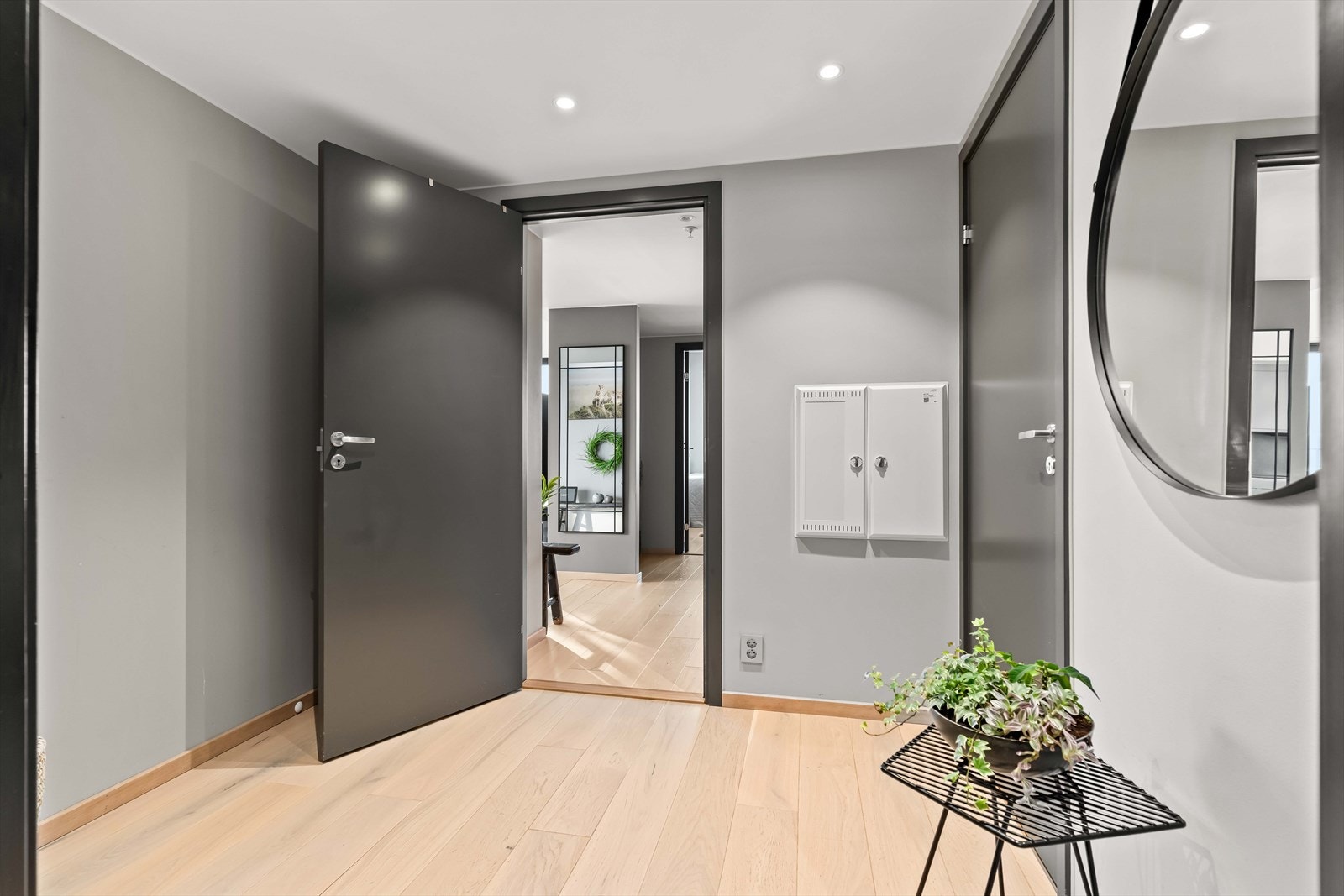 Entréen har 1-stavs parkettgulv og spotlights. Galleribilde