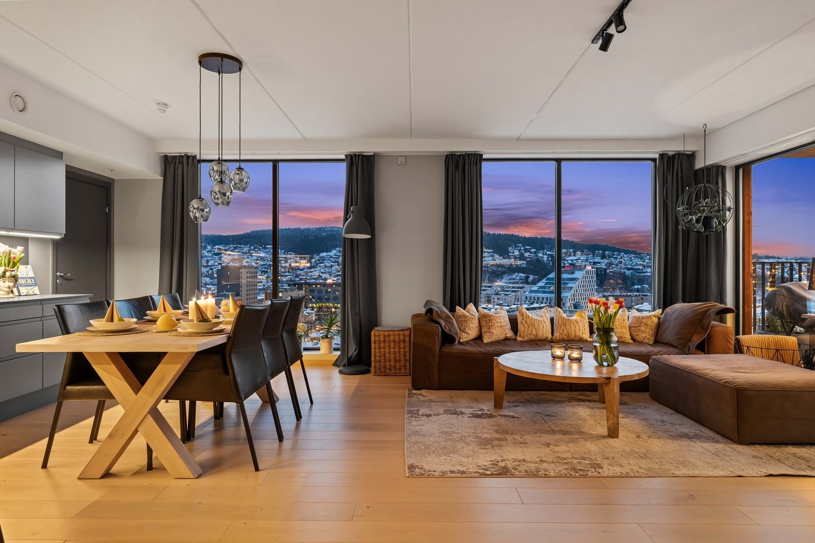 Gjennomgående høy standard med blant annet 1-stavs parkett og vannbåren gulvvarme. Galleribilde