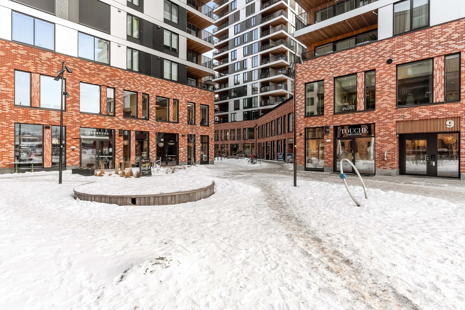 Bygningens fasade har en kombinasjon av moderne materialer og stilrene detaljer. Galleribilde