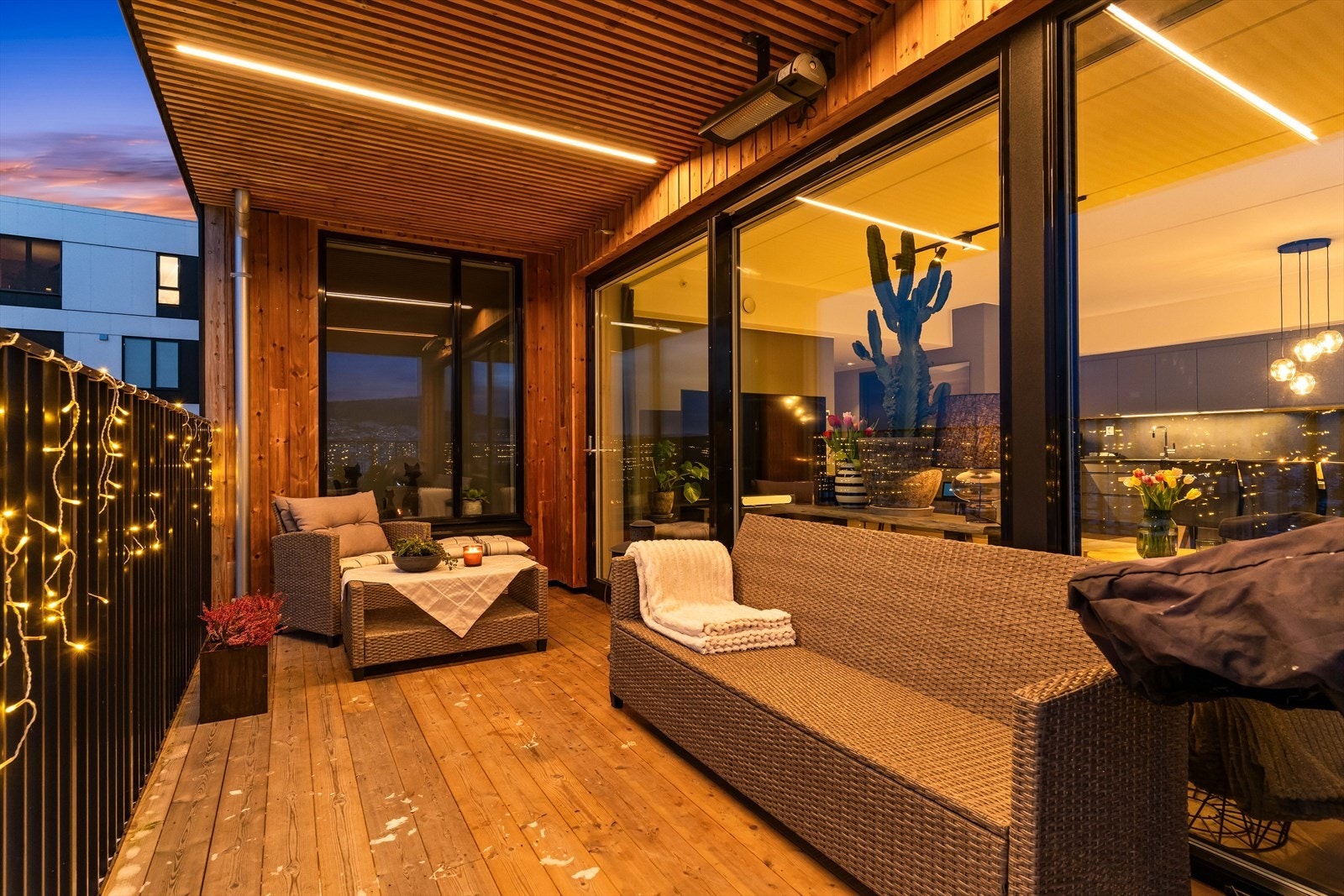 Overbygget terrasse gir beskyttelse mot vær og vind. Galleribilde