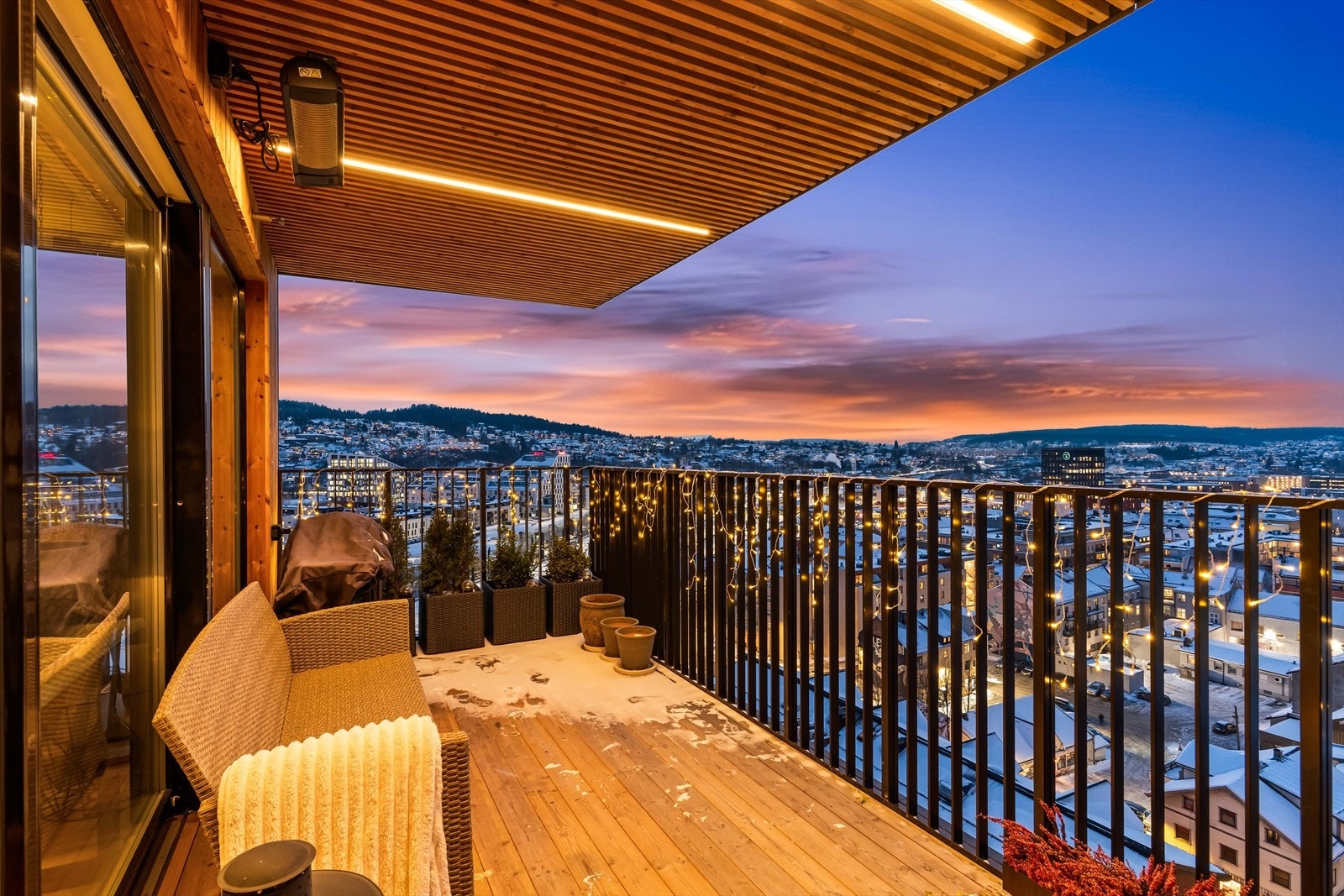 Balkongen er utstyrt med elegant belysning. Galleribilde