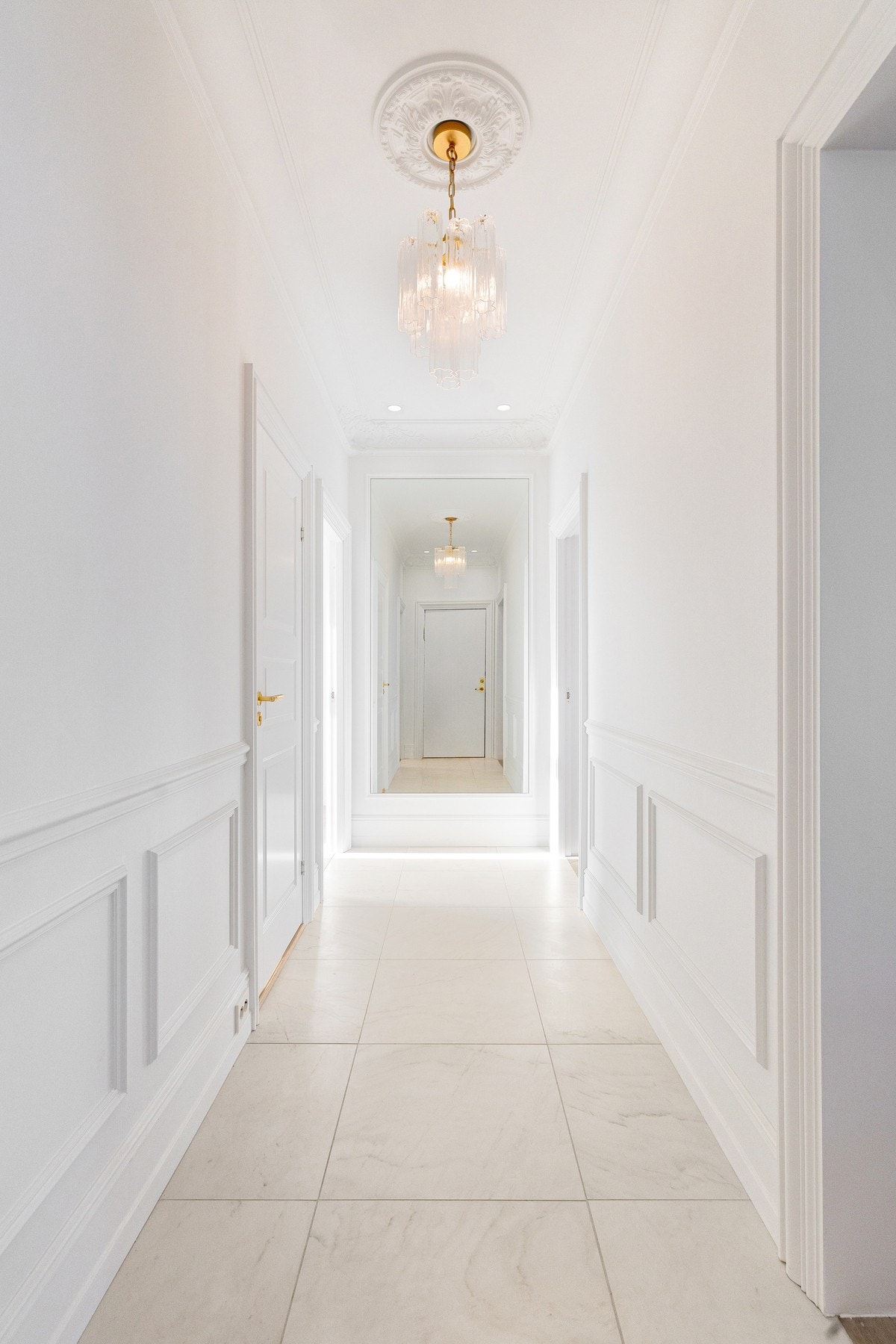 Lys og innbydende entré med god plass til oppbevaring av yttertøy og sko. Galleribilde