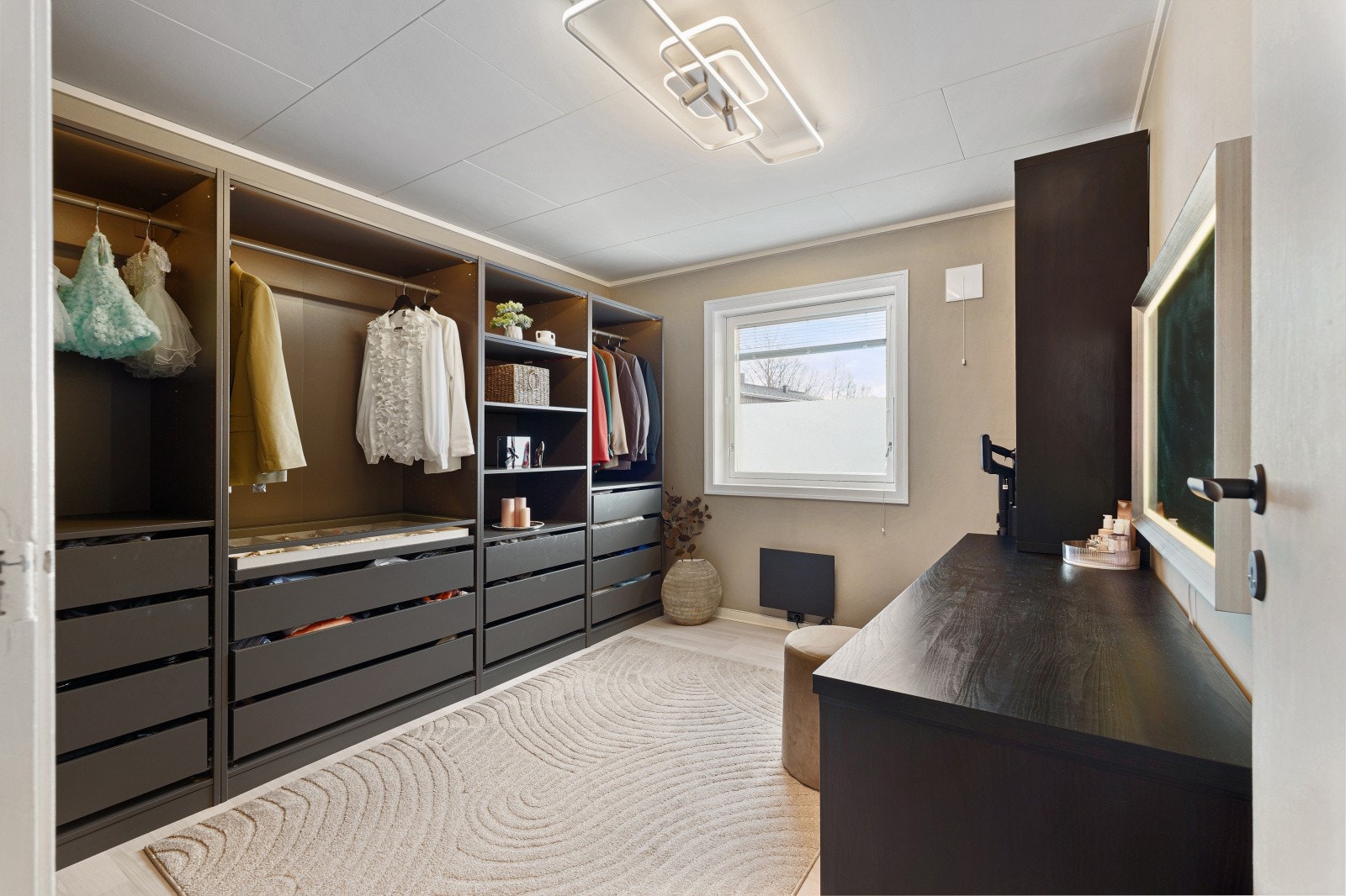 Soverom 1 i 2. etasje er på 11,5 kvm og har godt med plass for dobbeltseng og tilhørende møblement. Galleribilde