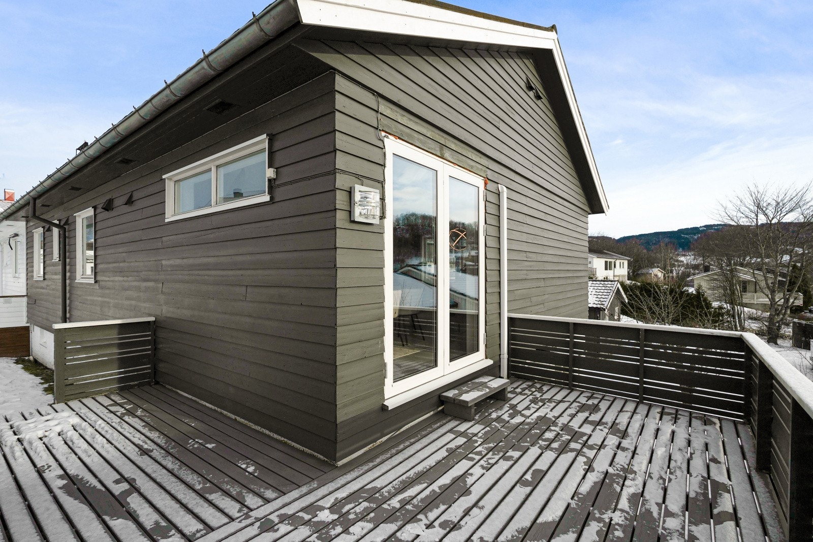 Fra stuen har du utgang til en sørvestvendt terrasse med ettermiddag/kveldssol. Galleribilde