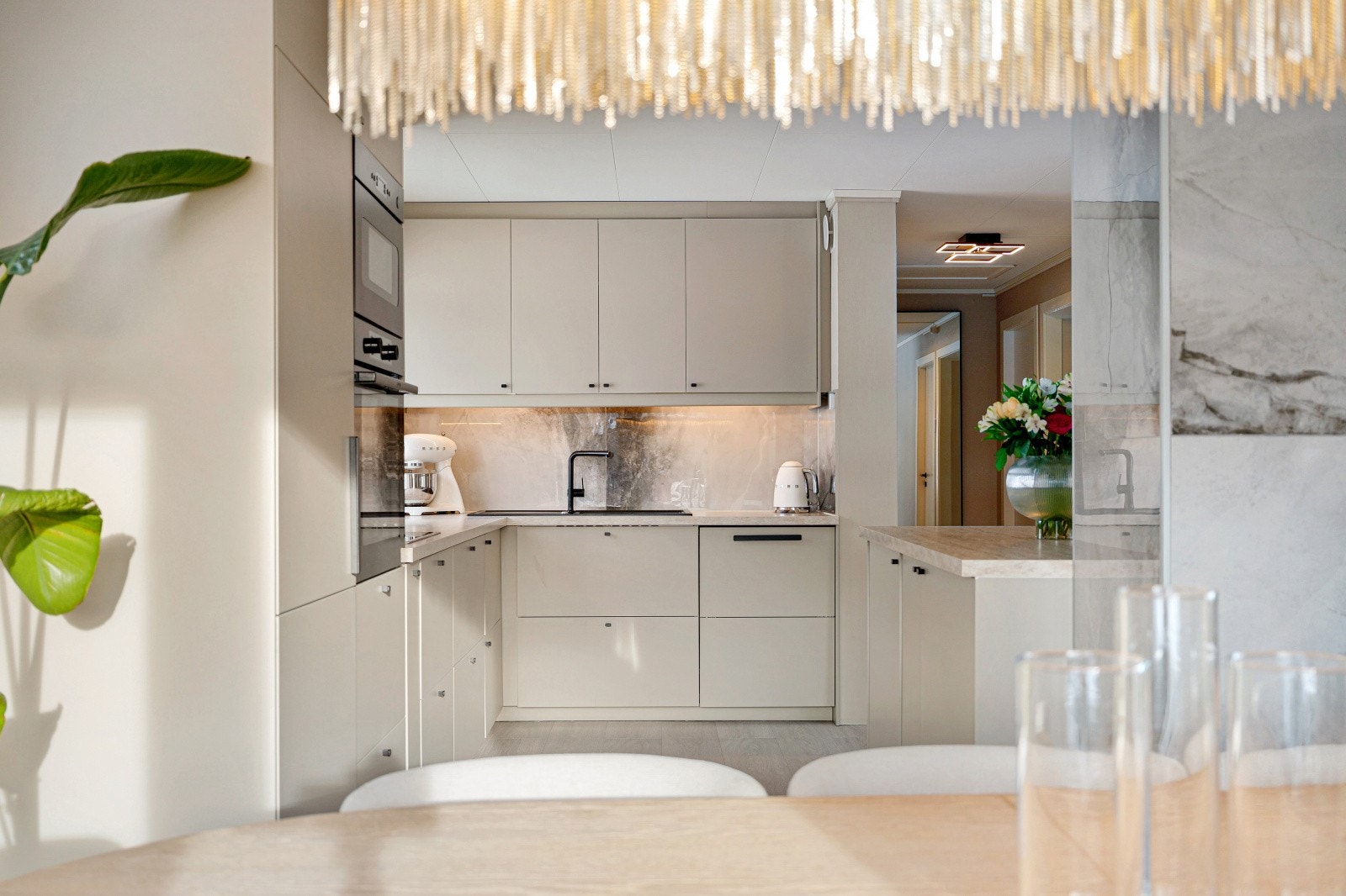 Boligen har et delikat og påkostet kjøkken fra 2023. Galleribilde