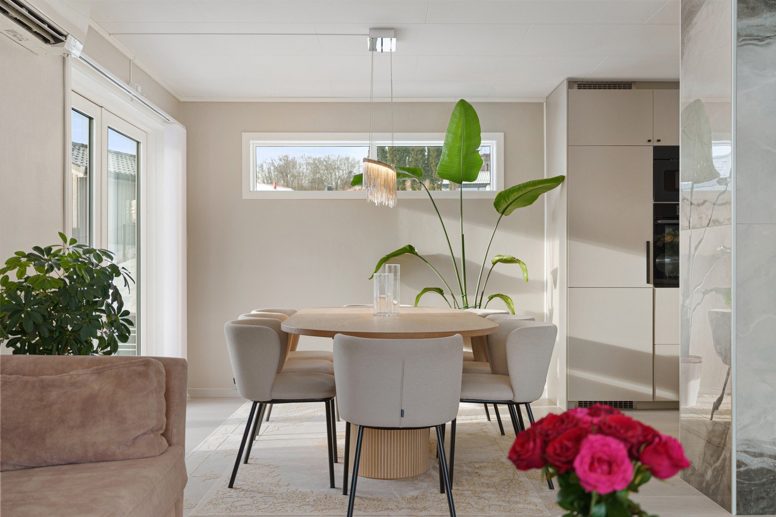 Med vindusflater i alle ender oppleves stuen som svært lys. Galleribilde