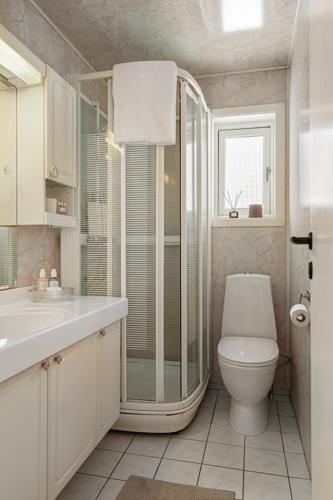 Flislagt baderom med elektrisk gulvvarme. Galleribilde