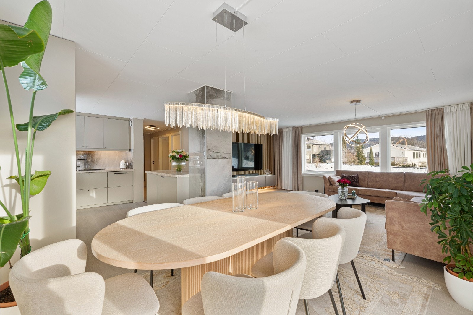 Boligen varmes opp via bla. varmepumpe og vedfyring, noe som gjør oppvarmingen økonomisk. Galleribilde