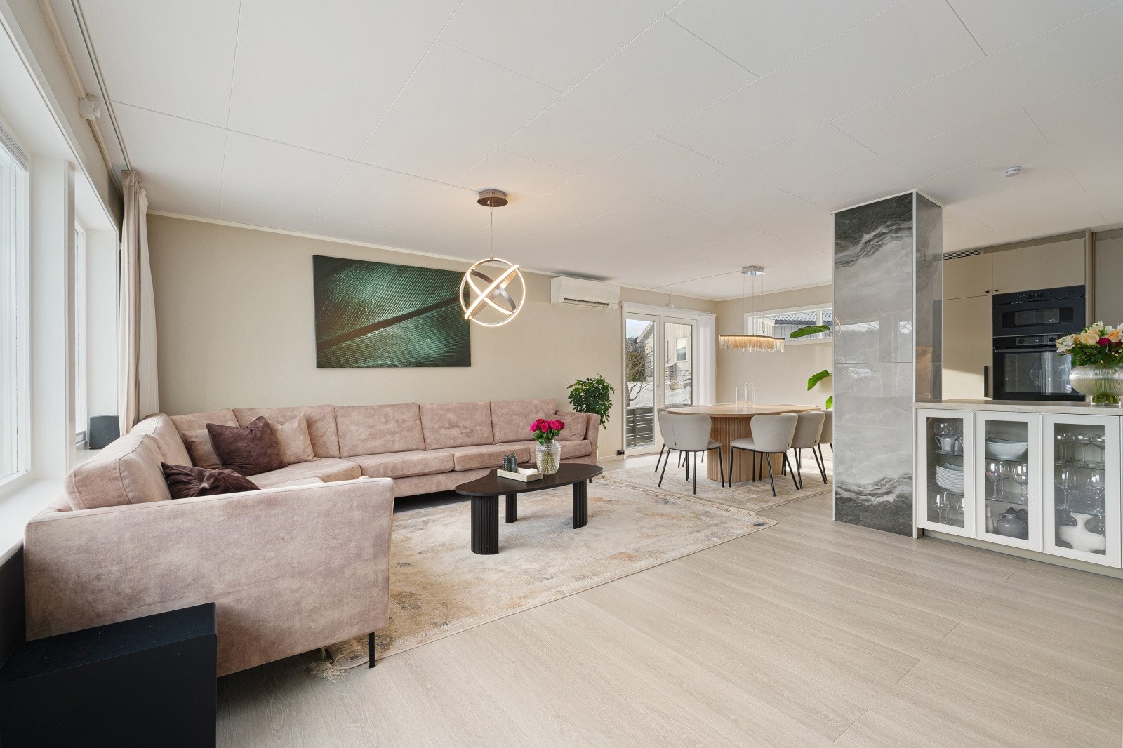 1. etasje består av en romslig stue/kjøkken løsning på 43 kvm, bad og 3 gode soverom. Galleribilde