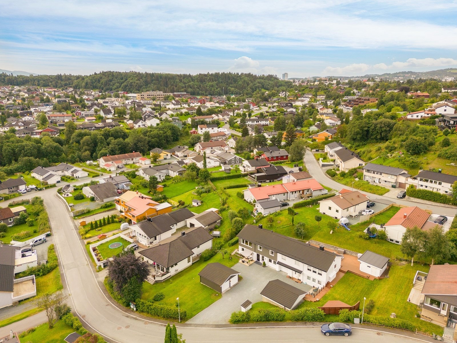 Nabolaget karakteriseres som familievennlig og det er kort gangvei til barnehage, skole og dagligvare. Galleribilde