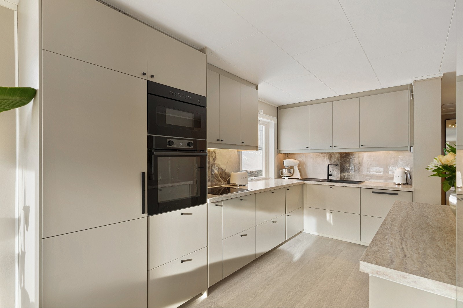 Kjøkkenet fremstår som nytt og ble gitt tilstandsgrad 0 fra takstmann. Galleribilde