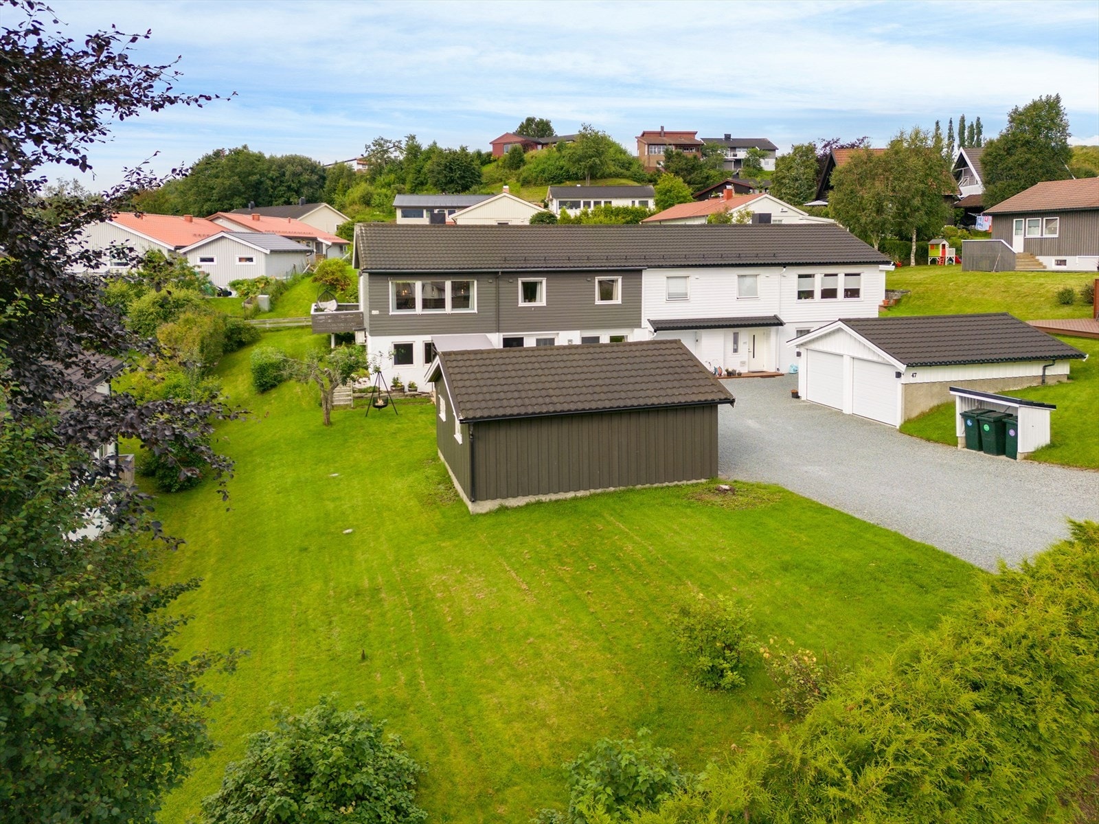 Her har du en innholdsrik familiebolig med en av feltets beste beliggenheter. Galleribilde