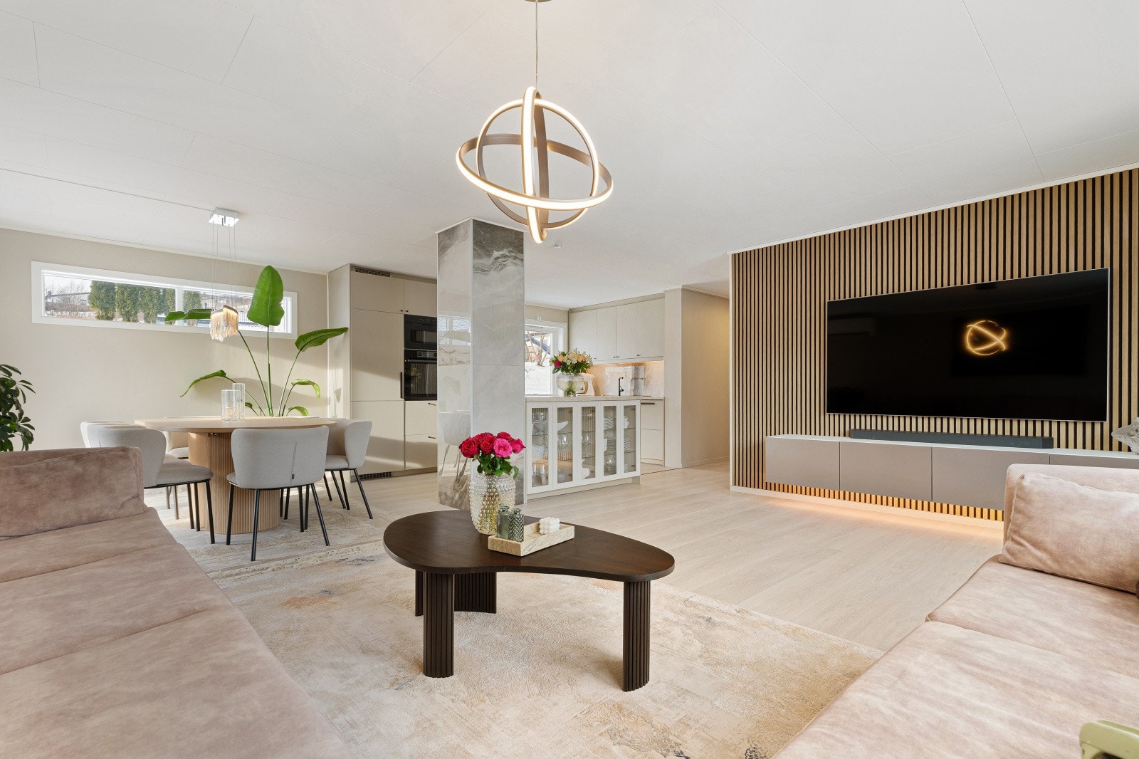 Stuen ble oppusset i 2023 med delikate og tidsriktige matrerialer. Galleribilde