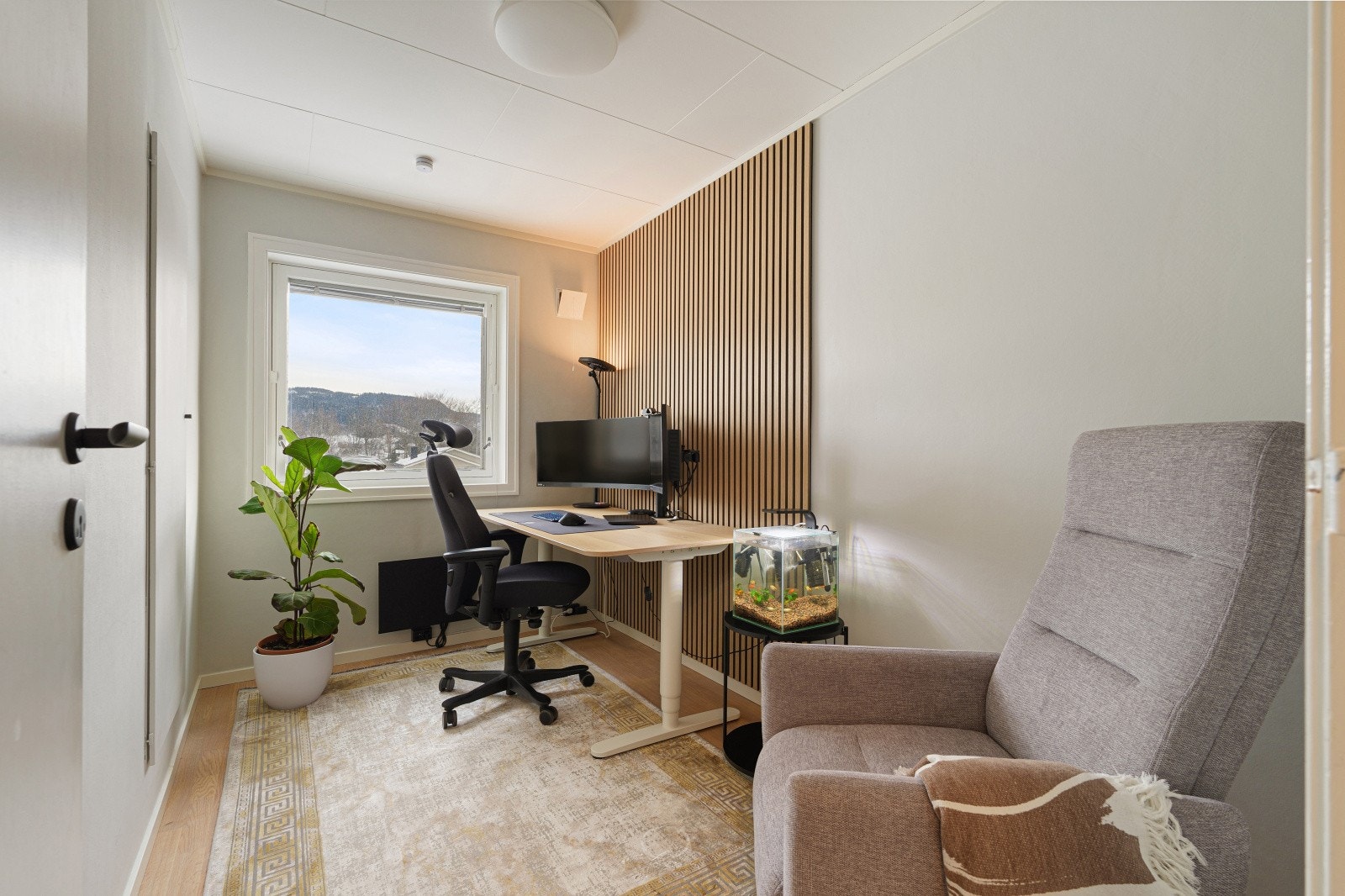 Soverom 3 på 7 kvm som i dag blir brukt som kontor. Rommet har integrert oppbevaringsplass. Galleribilde