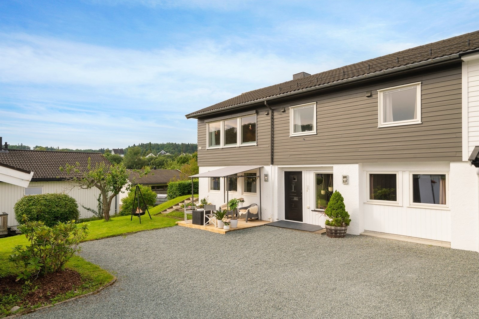 I tillegg til garasje har du også en gruslagt gårdsplass med rom for flere biler. Det er lagt opp strøm til garasjen. Galleribilde