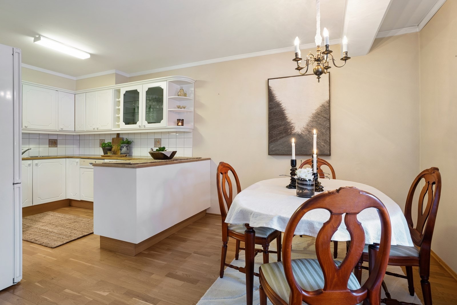 Det er fliser over benken i våtsonen, utslagsvask med blandebatteri, samt belysning under overskapene Galleribilde