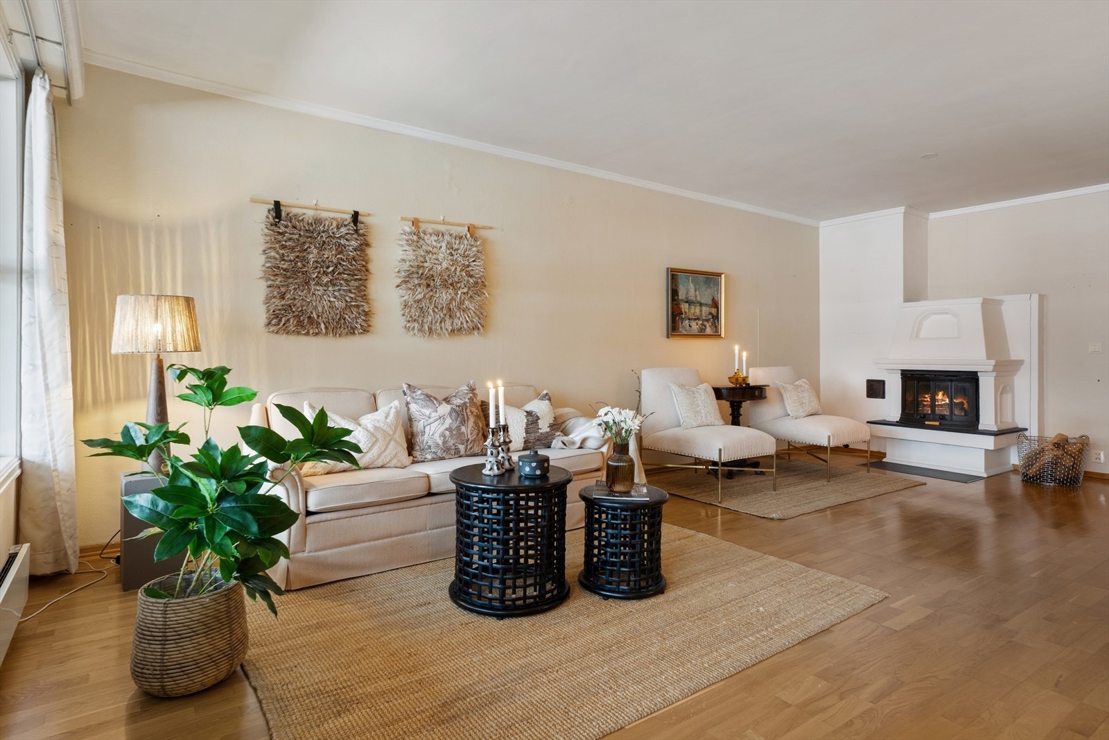 Leiligheten har hovedsakelig elektrisk oppvarming og suppleres med stemningsfull peis i stuen Galleribilde