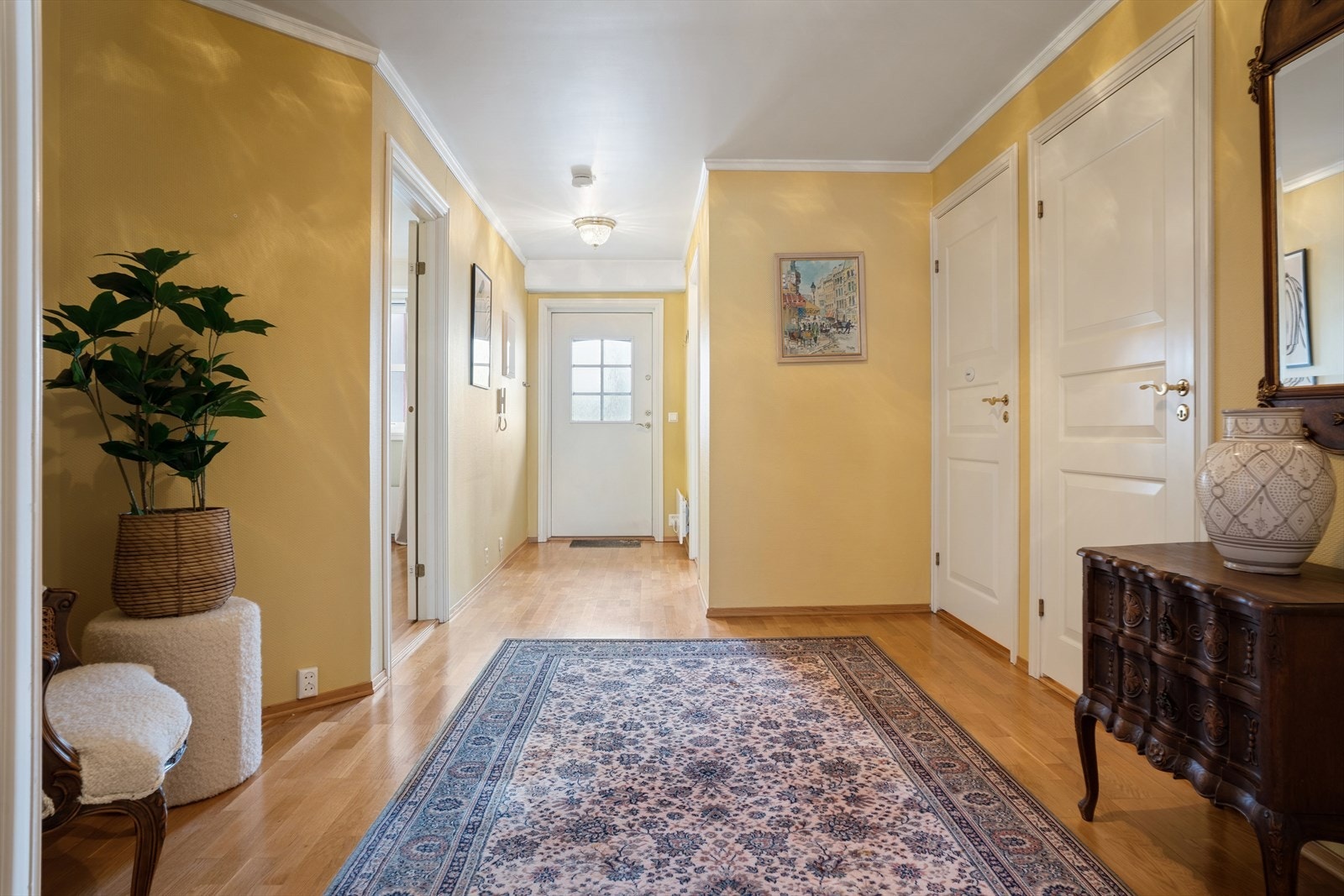 Innenfor døren møtes du av en romslig og luftig entre med god plass Galleribilde