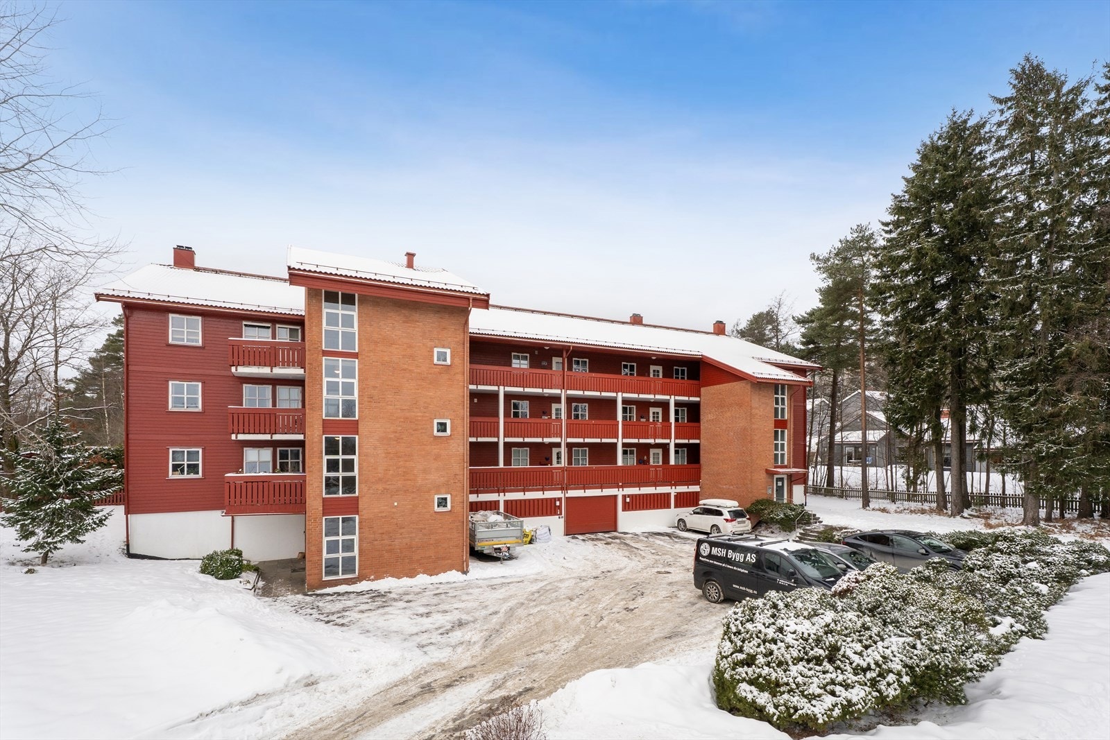 Barnevennlig beliggenhet med kort vei til barnehager, skoler, lekeplass og offentlig transport Galleribilde