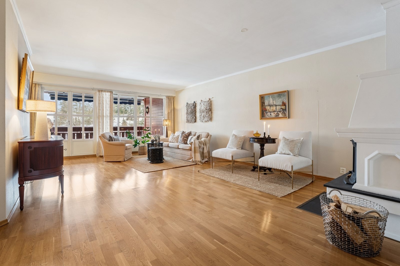 Vel inne møtes du av en romslig stue og spisestue i delvis åpen løsning mot et klassisk og praktisk familiekjøkken Galleribilde