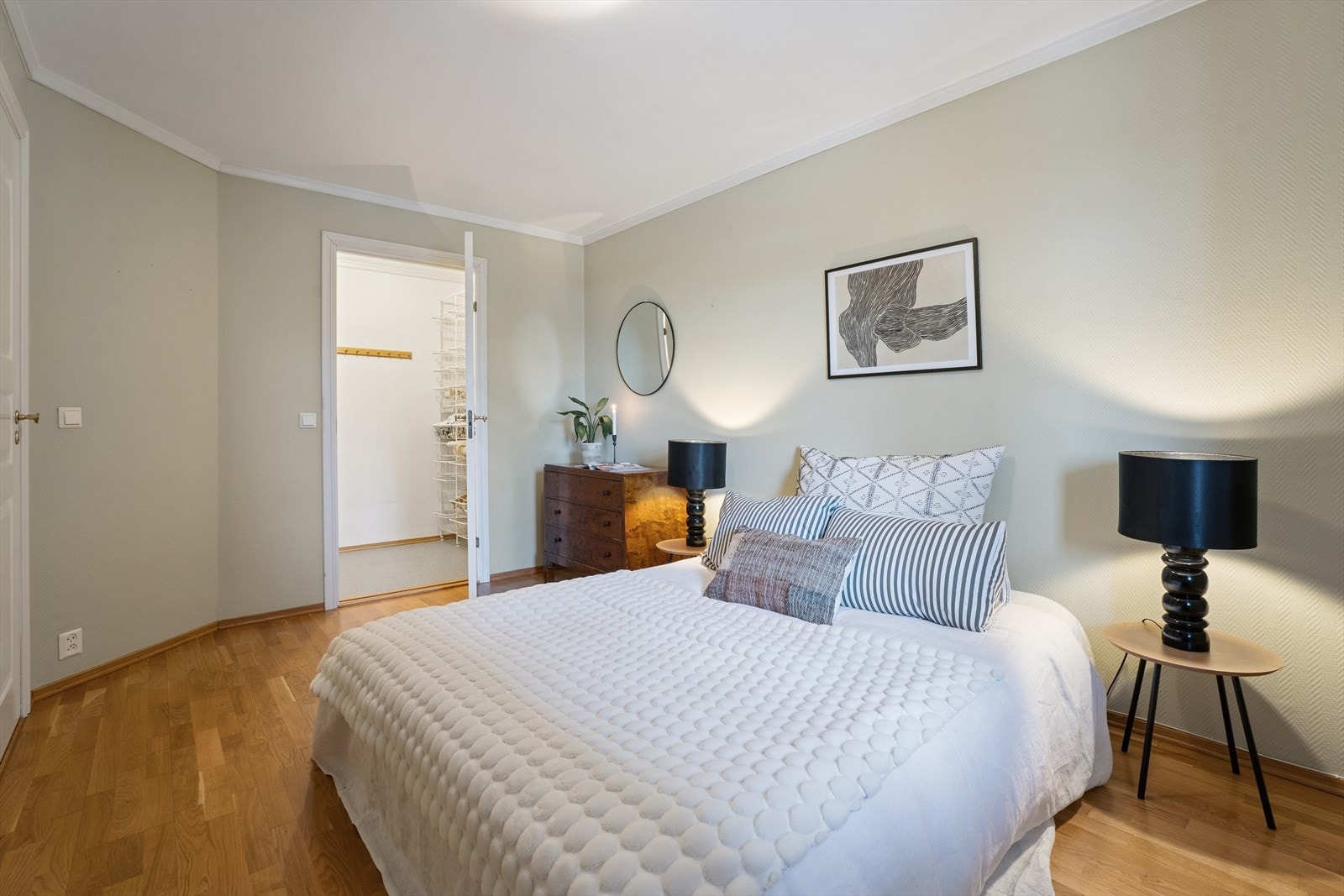 Hovedsoverommet har direkte tilknytning til et praktisk garderoberom/bod med rikelig oppbevaringsplass Galleribilde