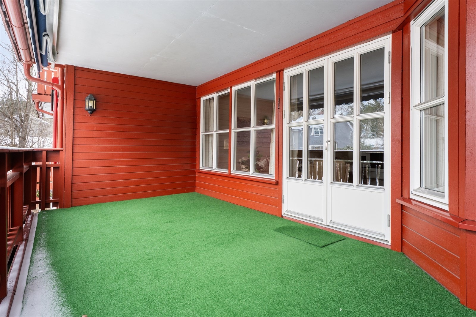 Balkongen har gode lys- og solforhold. Ifølge selger er det sol på terrassen fra formiddagen og gjennom hele dagen - helt til den går ned i vest Galleribilde