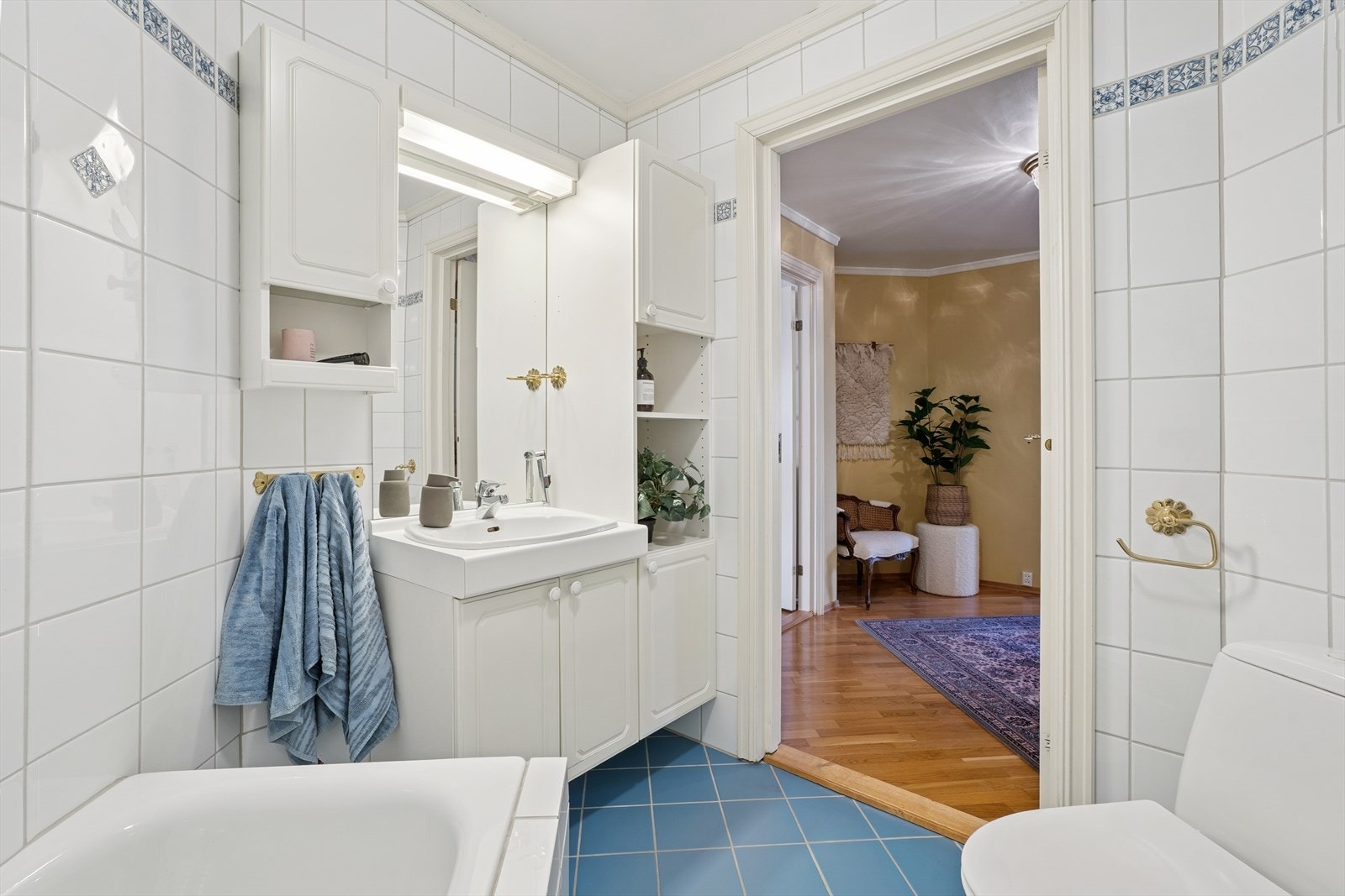 Baderommet har adkomst fra gangen og er fra byggeåret Galleribilde