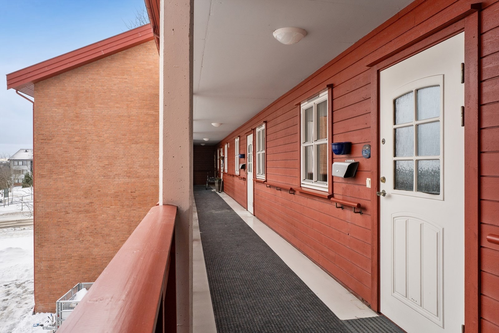 Leiligheten har enkel adkomst via felles svalgang med heis og trappegang Galleribilde