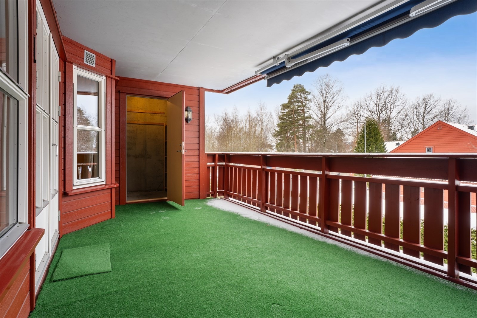 Fra stuen er det direkte utgang til en romslig og overbygget balkong - et trivelig uteområde hvor solen kan nytes i rolige omgivelser Galleribilde
