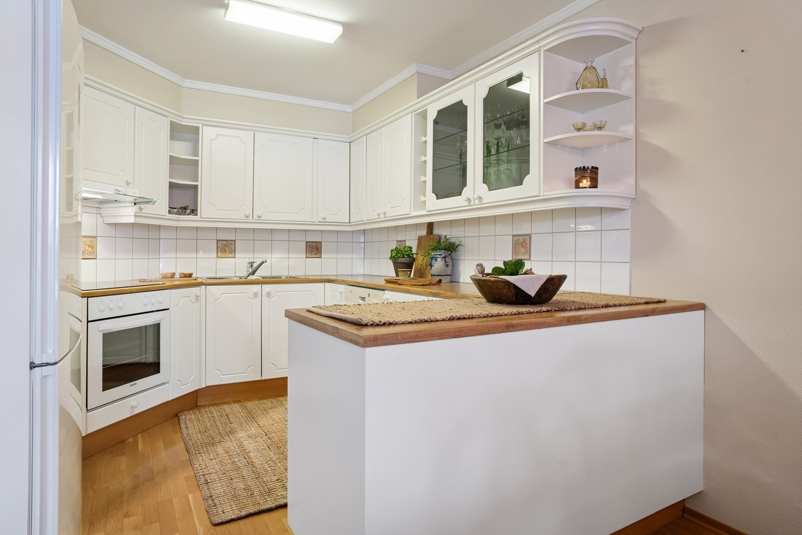 Innredningen har avsatt plass til hvitevarer som inkluderer komfyr, platetopp, oppvaskmaskin og kombiskap (kjøl/frys) - alle hvitevarer medfølger Galleribilde