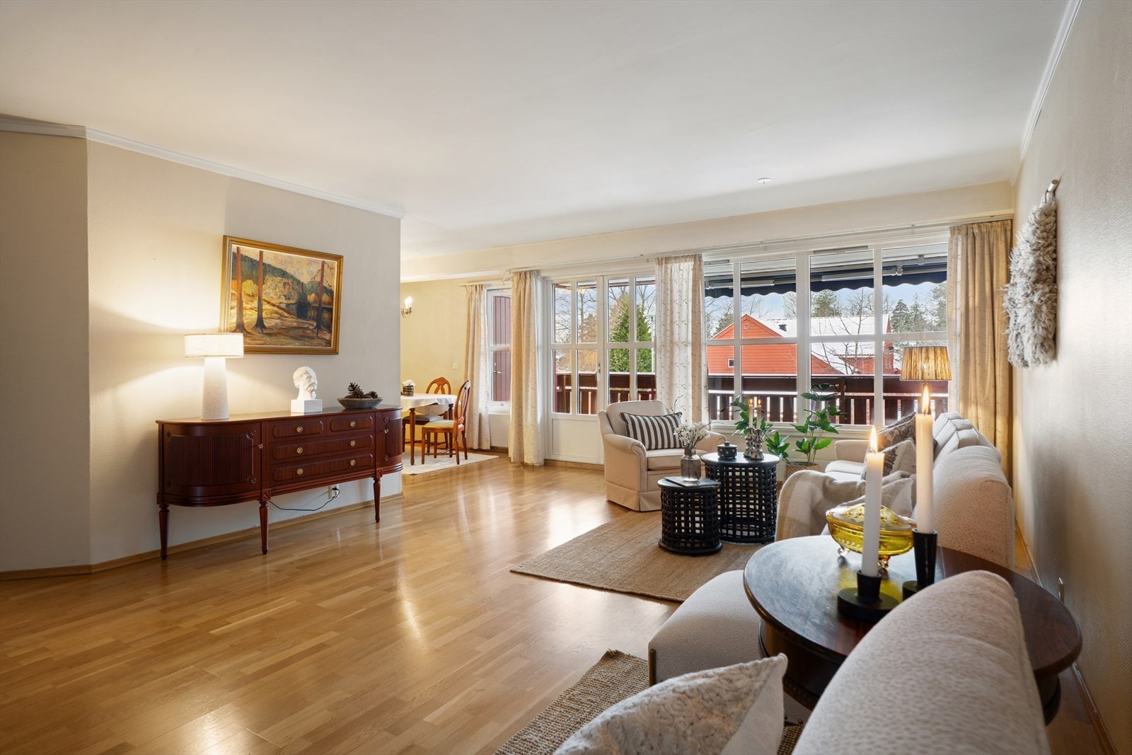 Stuen har parkett på gulvet, malte vegger med tapet/strie og malt himling Galleribilde