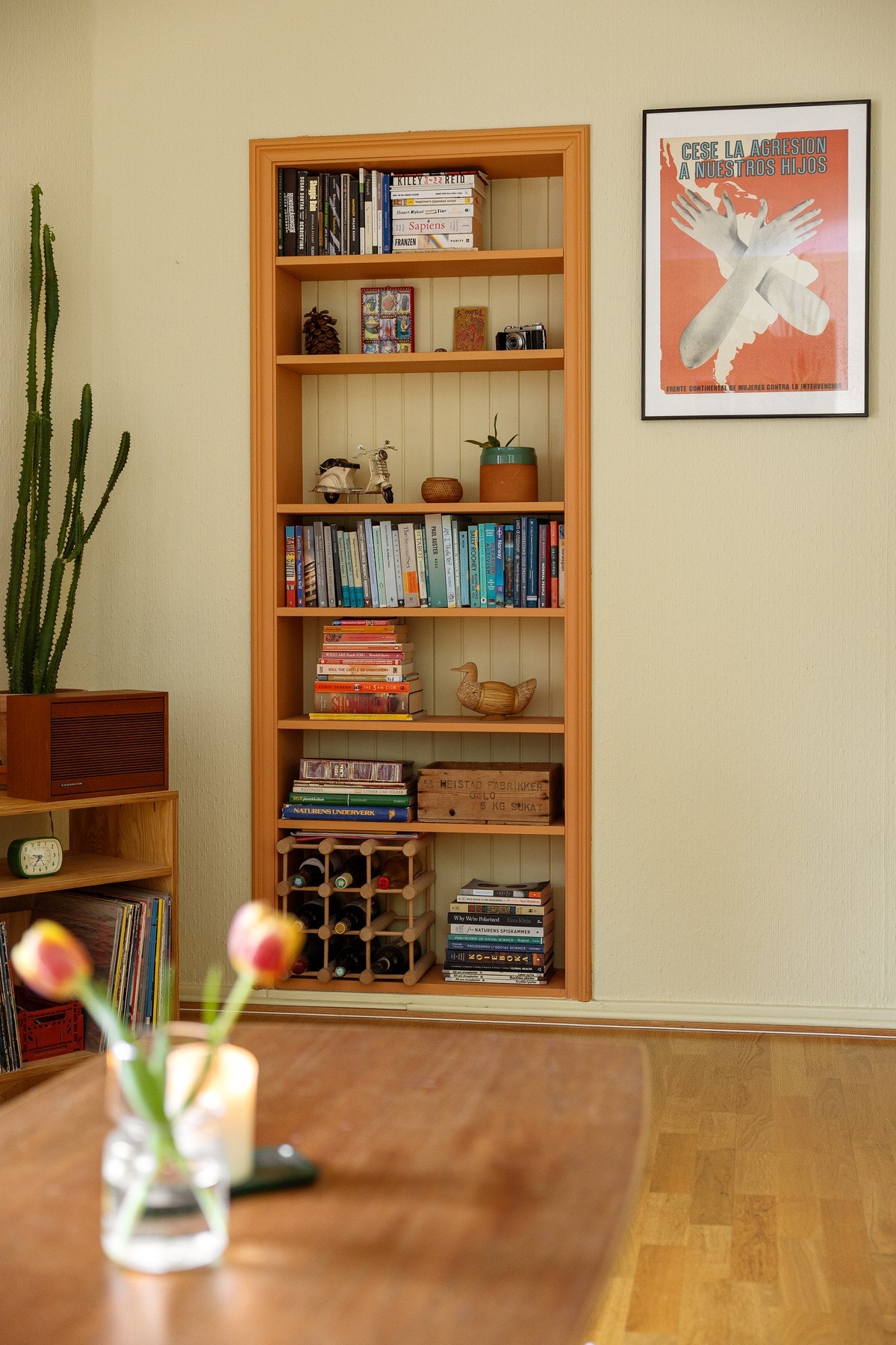 Legg merke til den innbygde hyllen som både er praktisk og dekorativ. Galleribilde