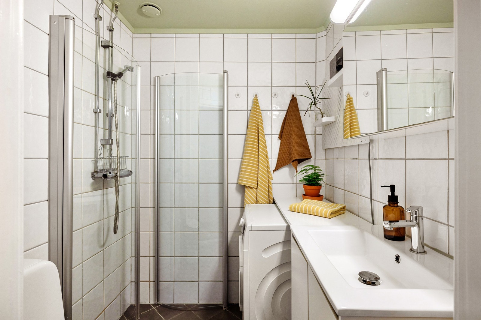 Tidløst og pent bad som i sin tid ble pusset opp i regi av gården. Galleribilde