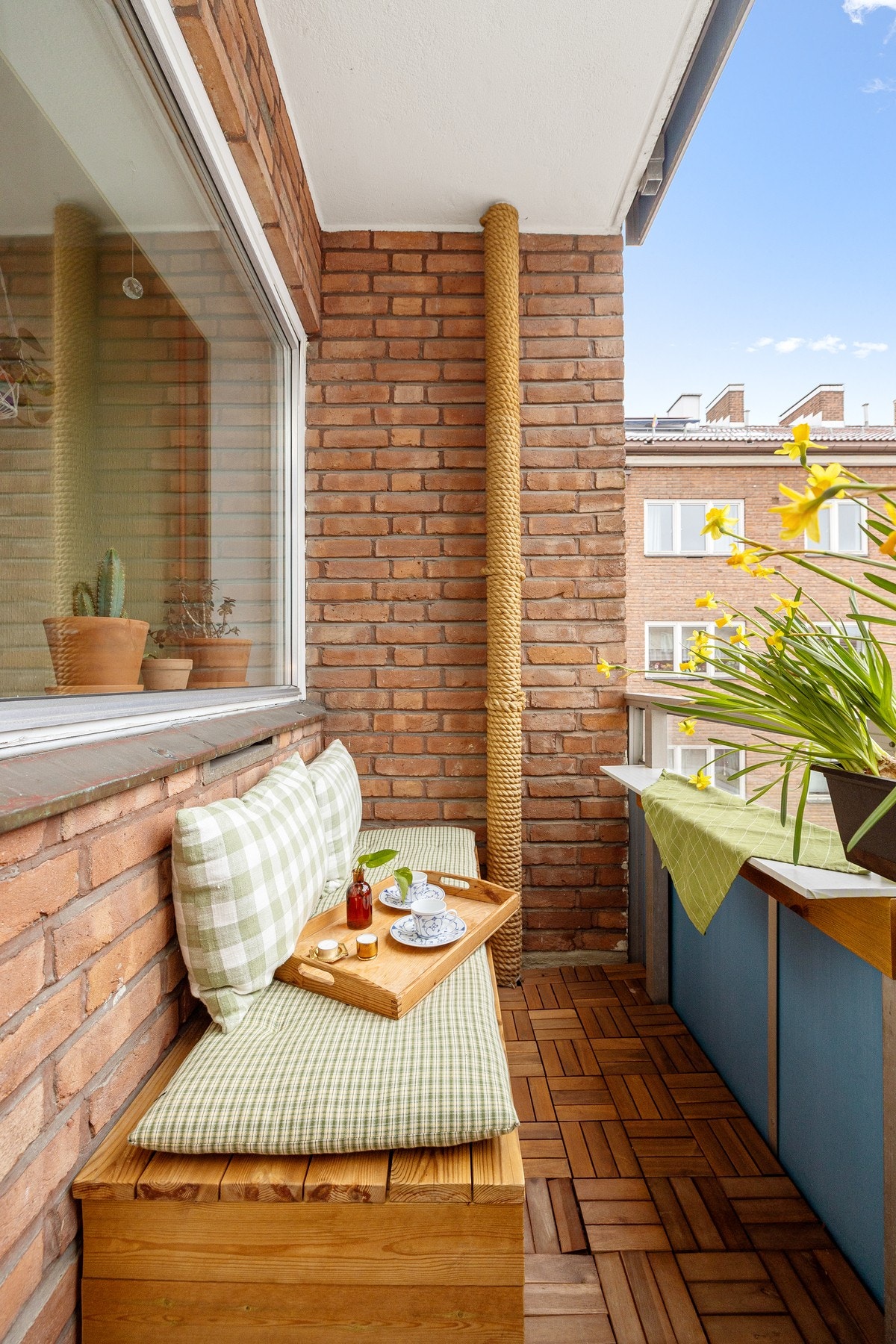 Dette er plassen å sitte om sommeren. Solen har man på sitt aller beste fra ca. kl. 07.00 - 16.30. Galleribilde