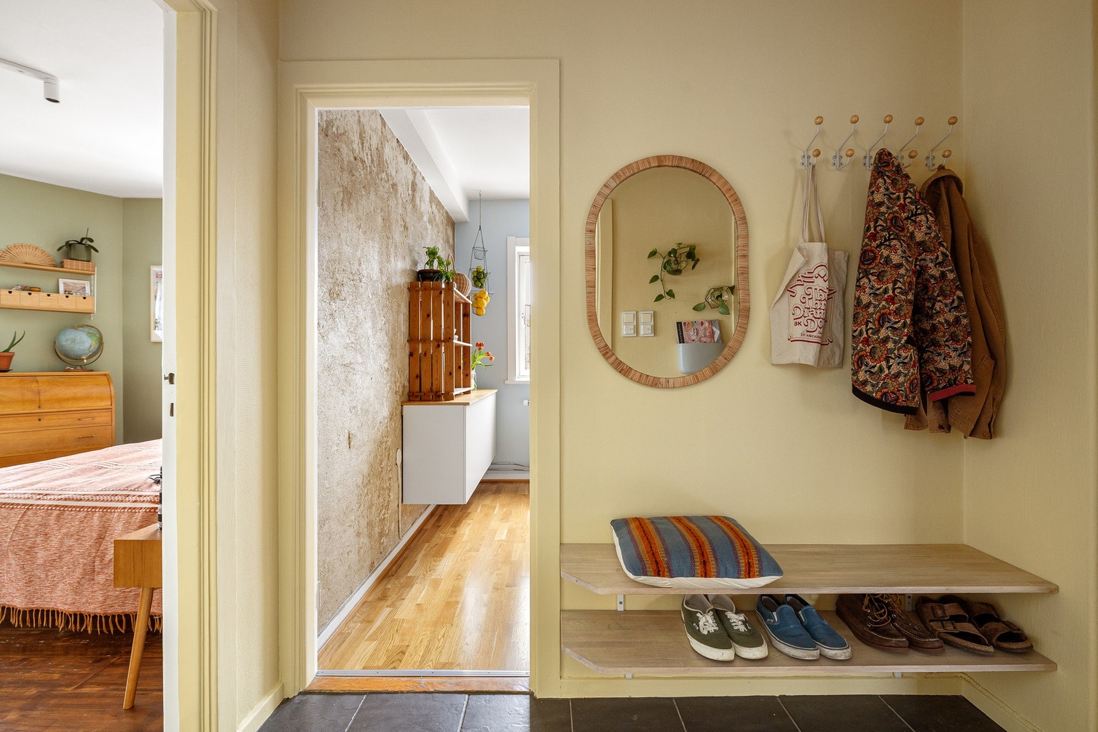 Åpne knagger og hyller gir plass til sko og yttertøy. Galleribilde