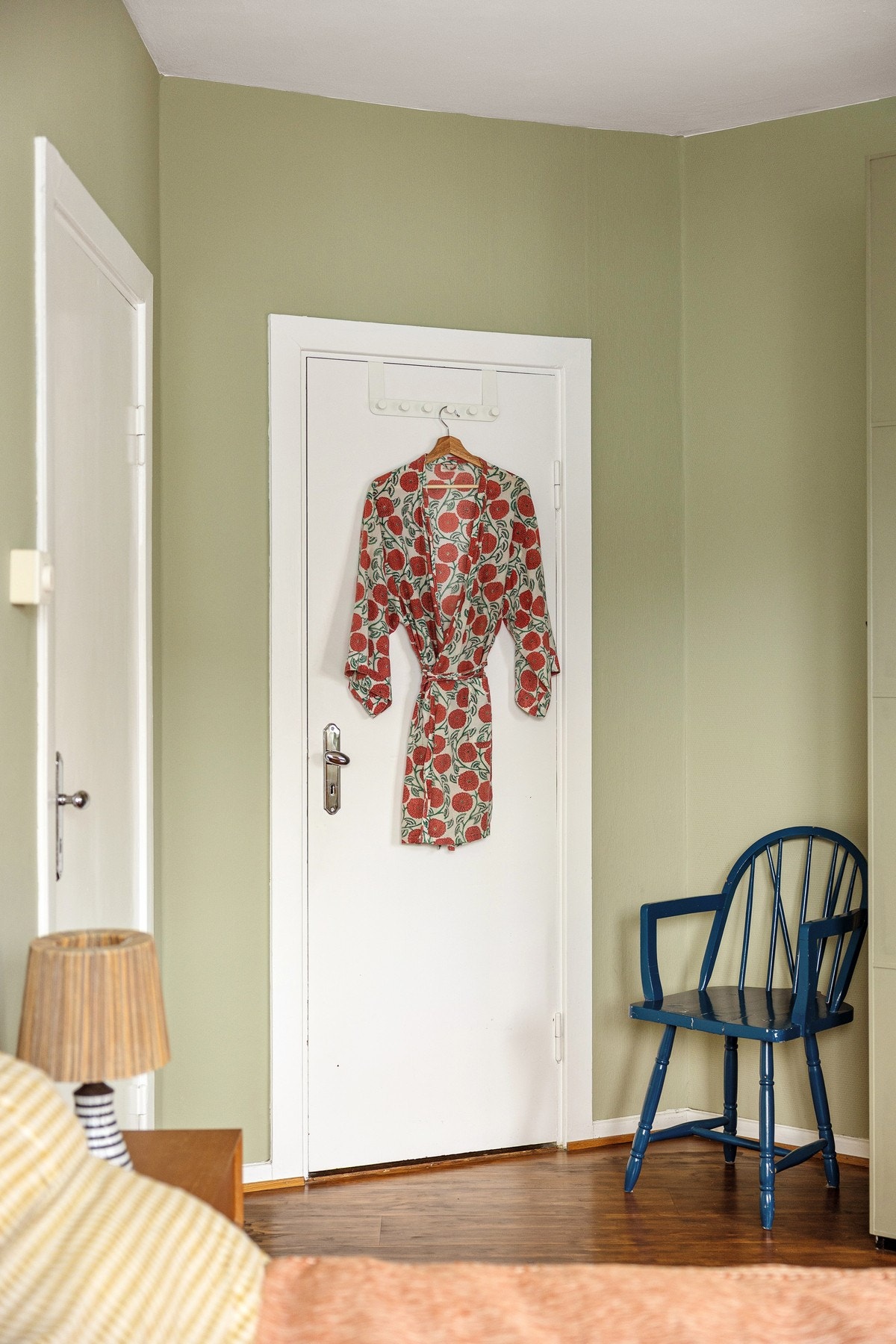 Bak døren finnes dessuten et innbygget kott som gir smart lagringsplass til vaskeutstyr osv. Galleribilde