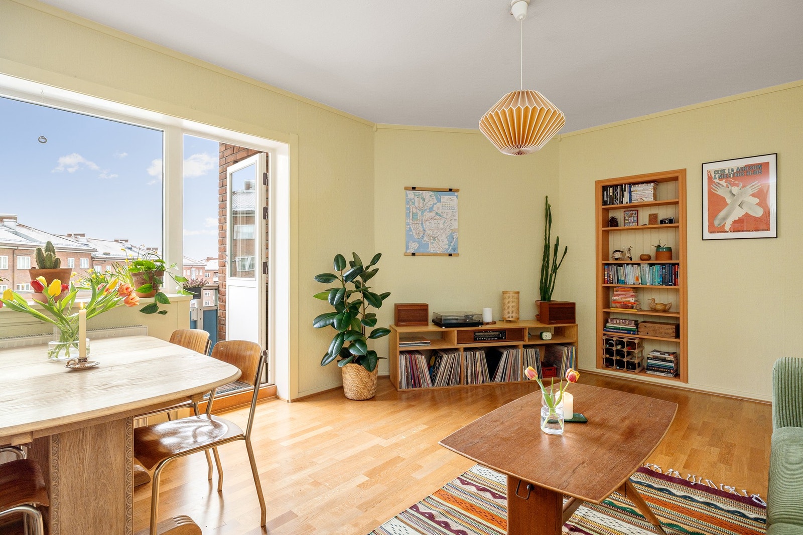 Dette er en lys og innbydende hjørneleilighet med masse karakter og herlige farger. Galleribilde