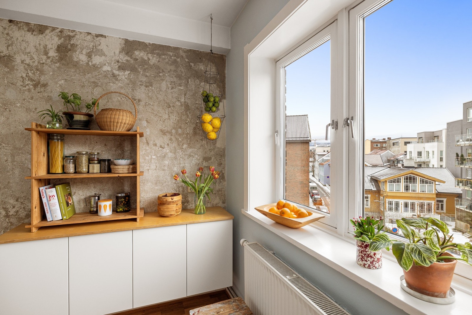 Kjøkkenet har rikelig med benk- og skapplass som gir mye oppbevaring. Galleribilde