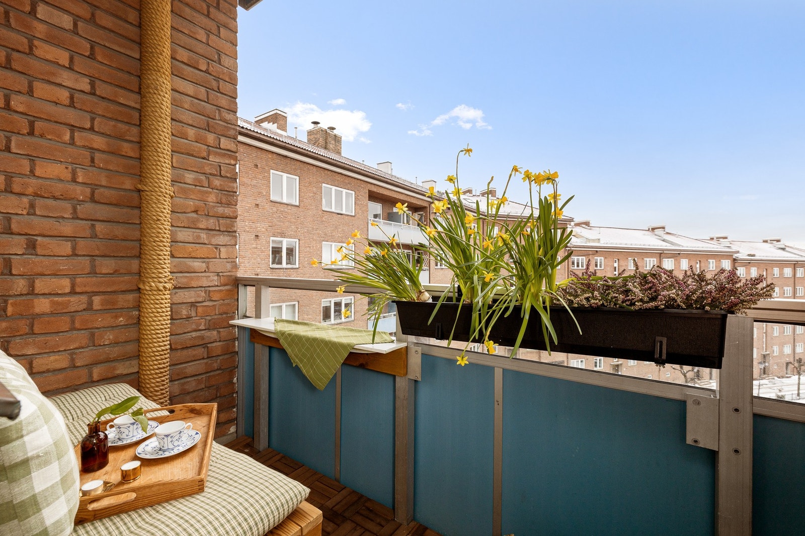 På balkongen har selgere laget en plassbygget benk med oppbevaring og et lite bord. Galleribilde