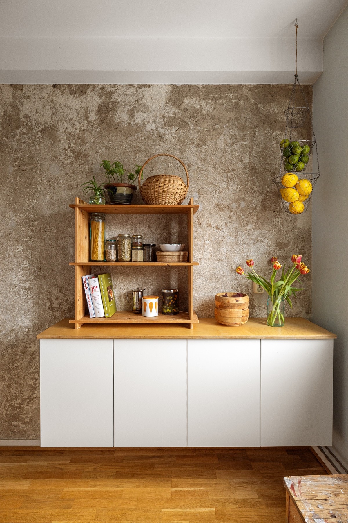 Legg merke til den industrielle veggen som er hentet frem og virkelig gir karakter til rommet. Galleribilde