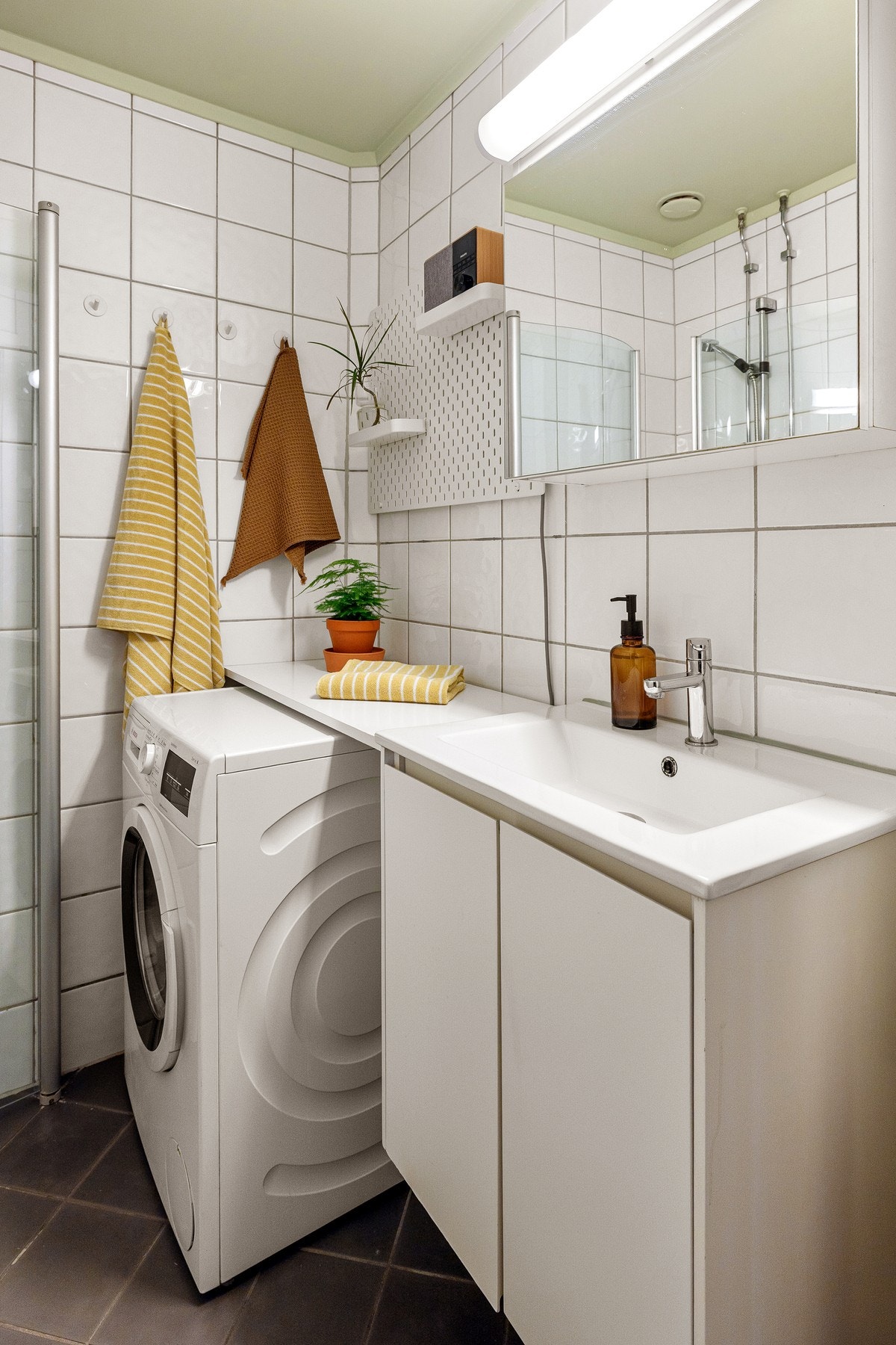 På badet er det opplegg for vaskemaskin og det er varmekabler på gulvet. Galleribilde