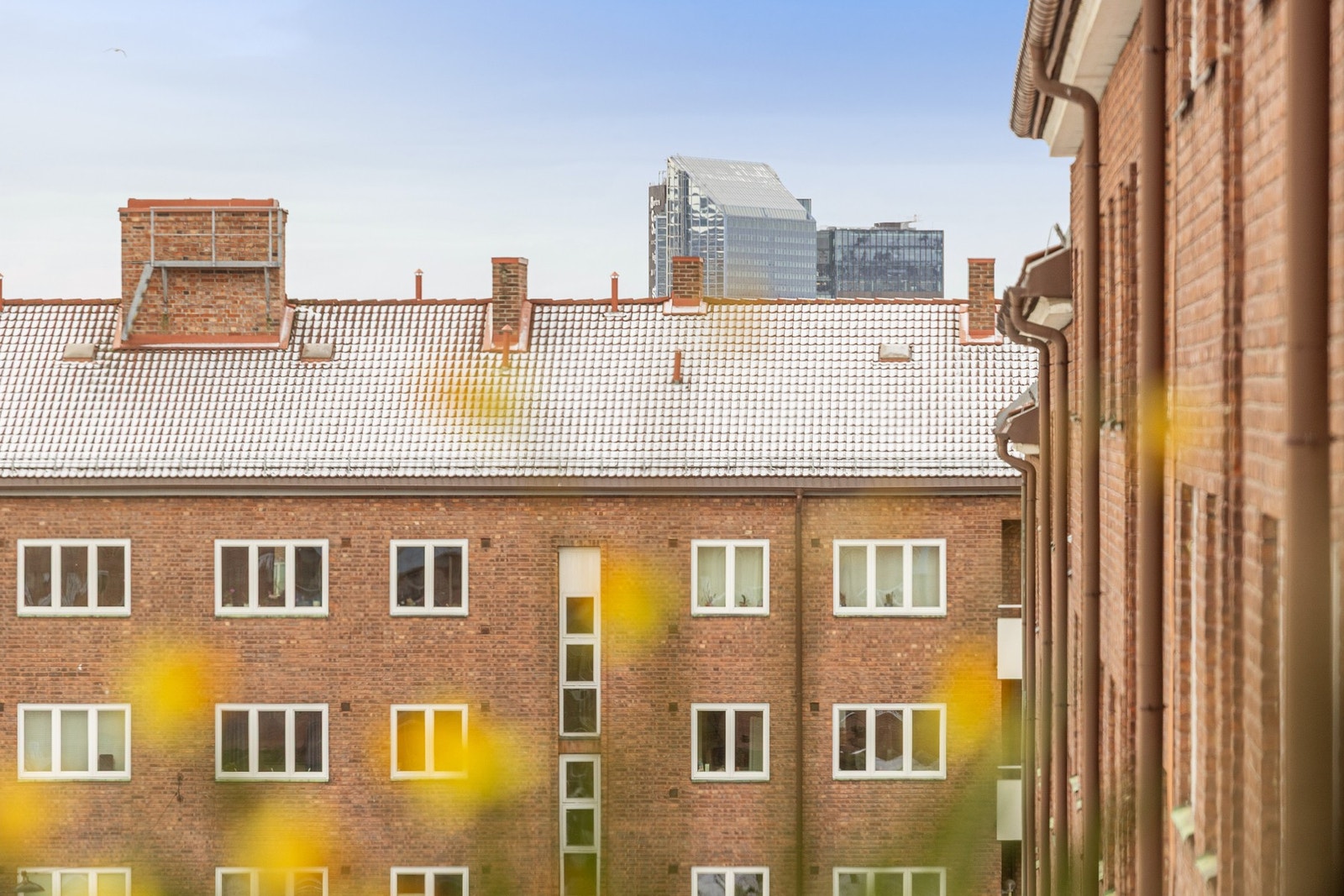 Fra balkongen ser man bakgården og man skimter Oslo Plaza i bakgrunnen. Galleribilde