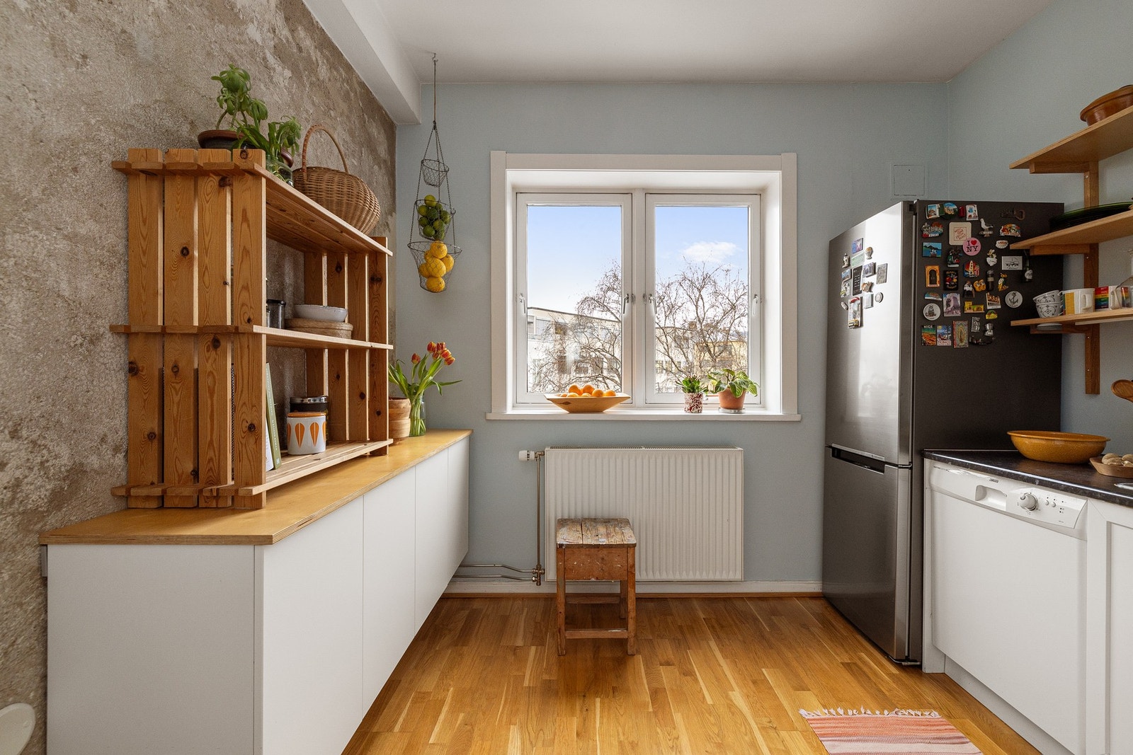 Leiligheten har et hyggelig kjøkken med tidløs innredning. Galleribilde