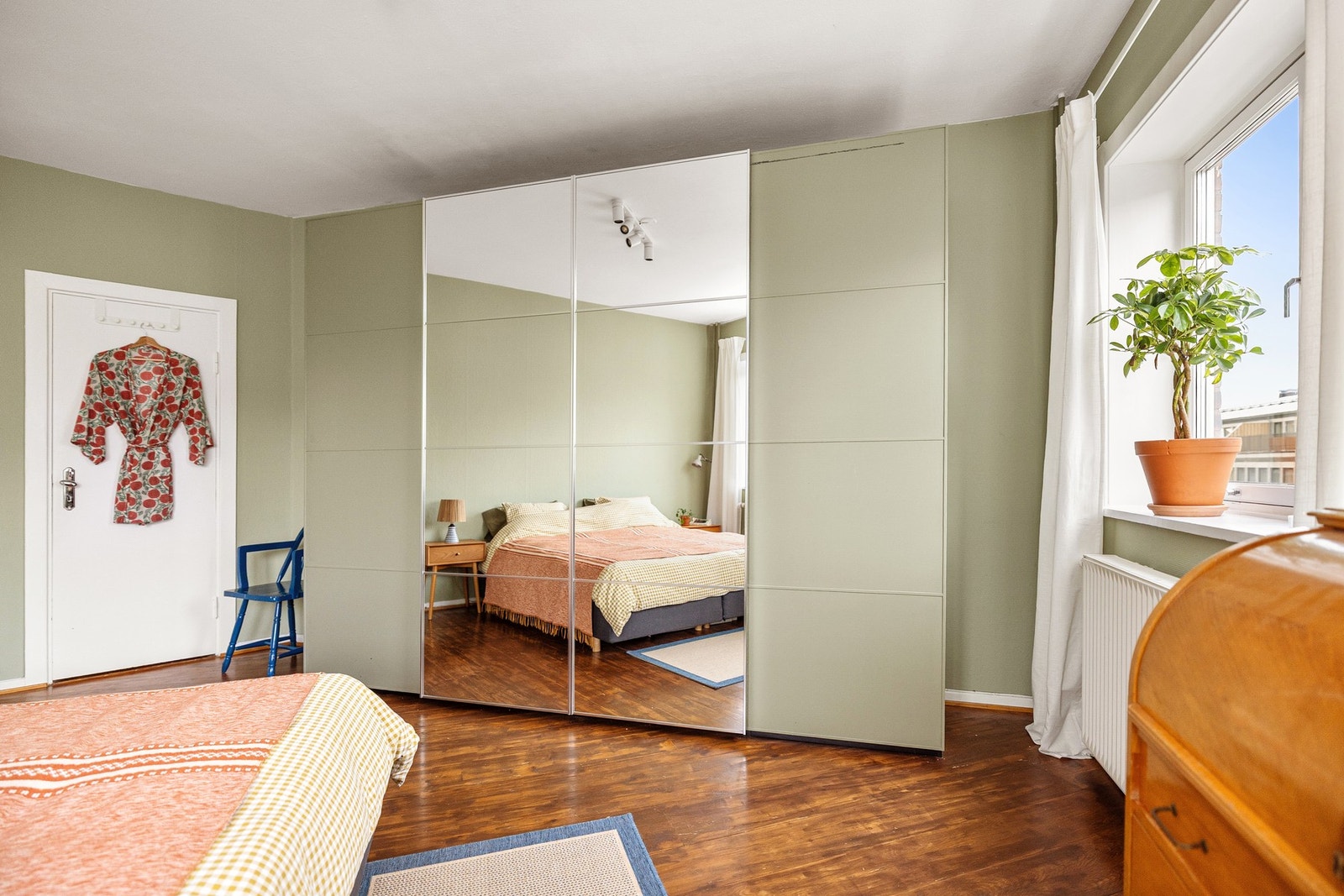 Dobbel garderobe gir oppbevaringsplass. Rommet er stort og det er gode muligheter for ytterligere møblement om ønskelig. Galleribilde