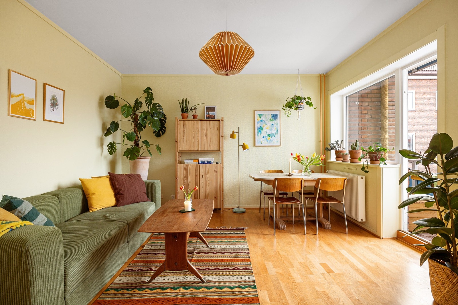 Stuen har en god størrelse med plass til både spisegruppe og sitteplass. Galleribilde