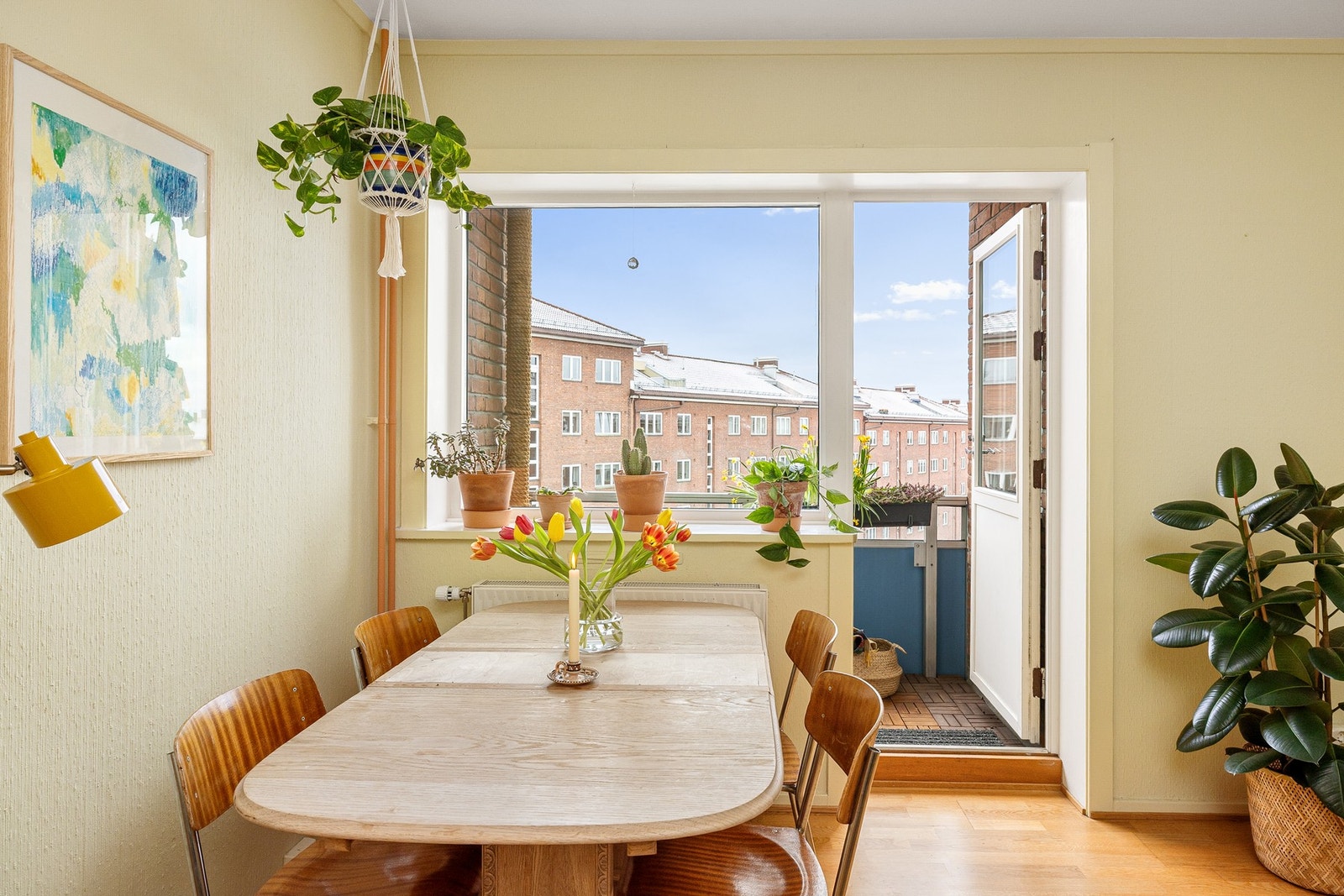 Det er hyggelig å samle venner og familie rundt dette spisebordet ved vinduet. Galleribilde