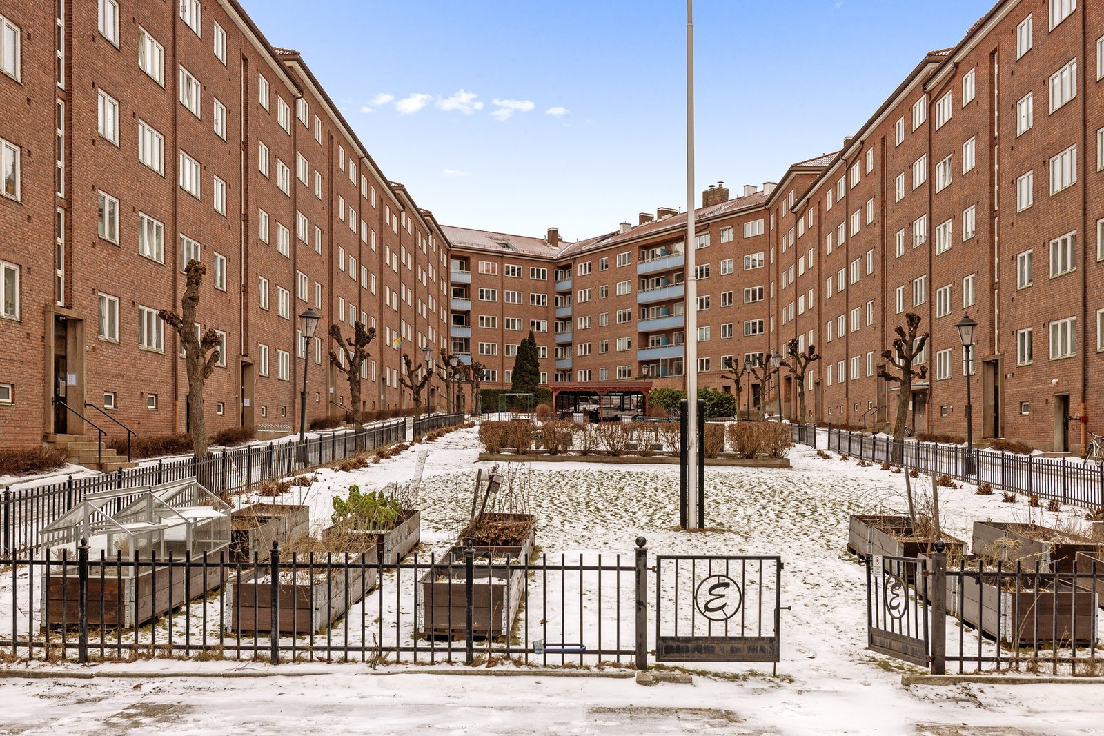 Det finnes sykkelstativ i bakgård og i kjeller, i tillegg finnes et eget trimrom med et utvalg treningsapparater og et velferdsrom som kan benyttes til sosiale sammenkomster. Galleribilde