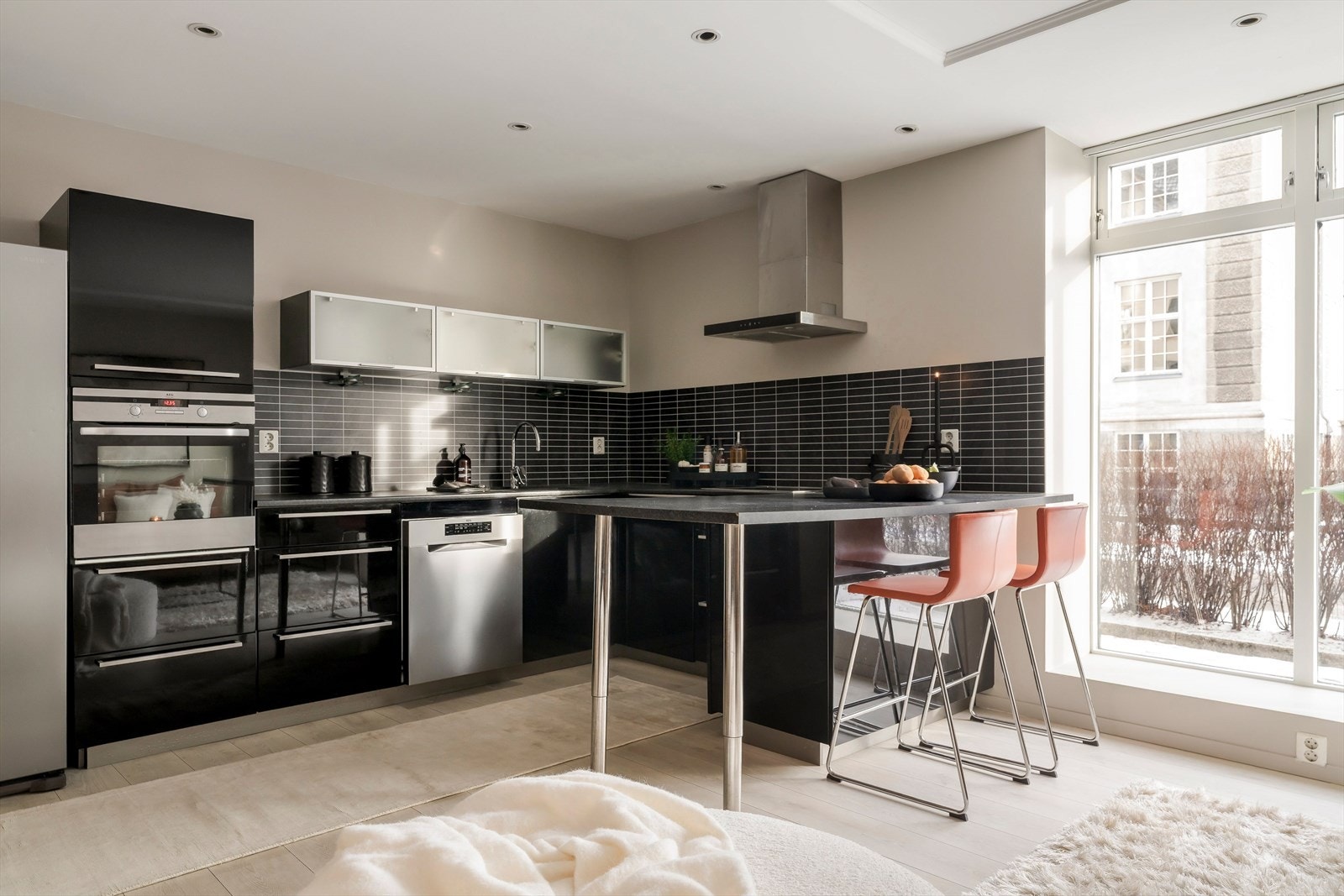 Åpen kjøkkenløsning med barløsning som inviterer til en sosial og hyggelig atmosfære - perfekt for både hverdagsbruk og gjester. Galleribilde